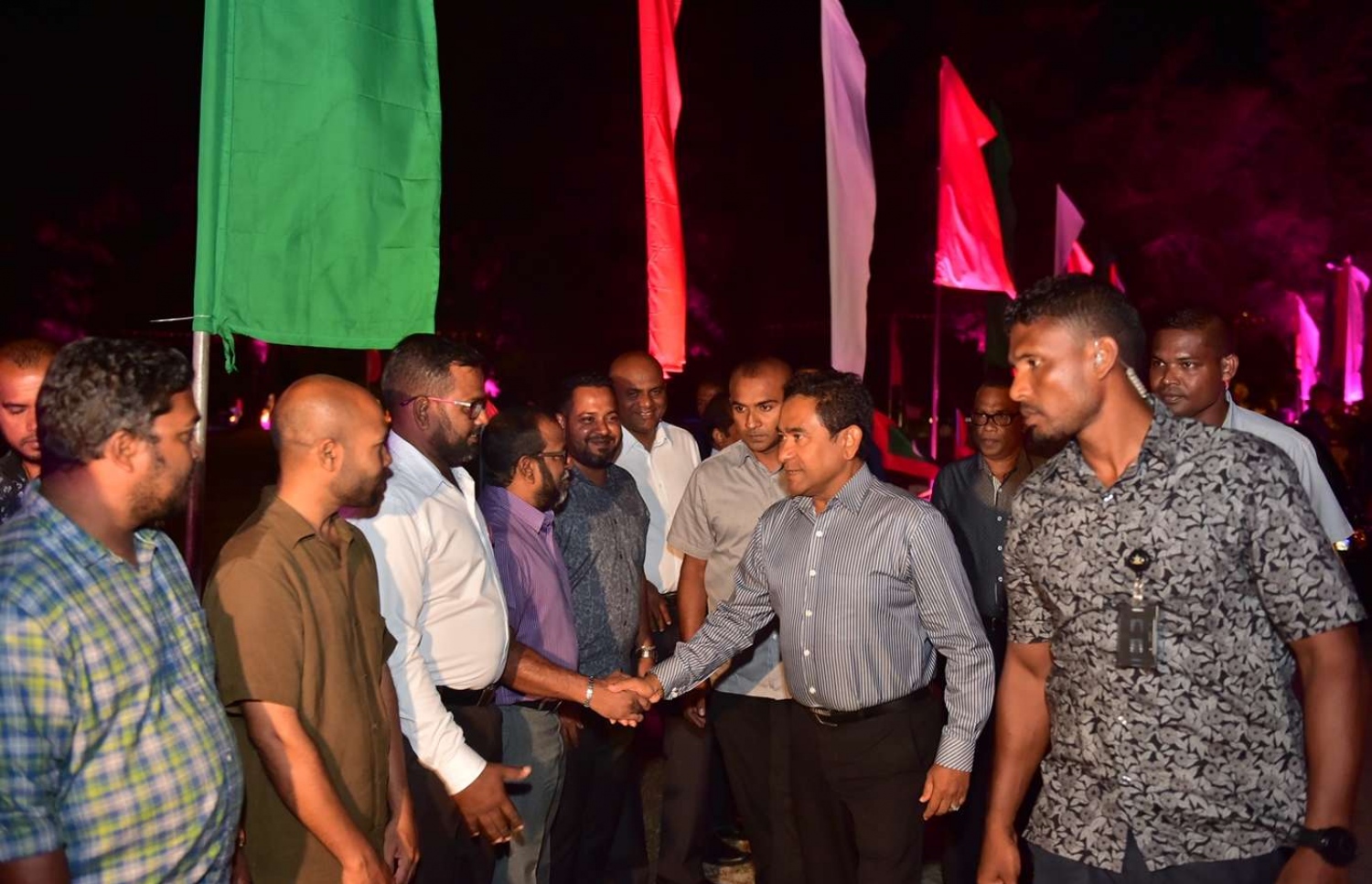 ސ. ހިތަދޫ: ސެޕްޓެމްބަރު 13، 2018- ރައީސް އަބްދުﷲ ޔާމީން އައްޑުއަށް ކުރެއްވި ދަތުރުފުޅުގައި ހިތަދޫގައި ބޭއްވެވި ބައްދަލުވުމަށް ވަޑައިގަތުމުން އެމަނިކުފާނަށް މަރުހަބާ ދެންނެވުމަށް އެއްވި މީހުންނާ ސަލާމް ކުރައްވަނީ.---ފޮޓޯ: ރައީސް އޮފީސް