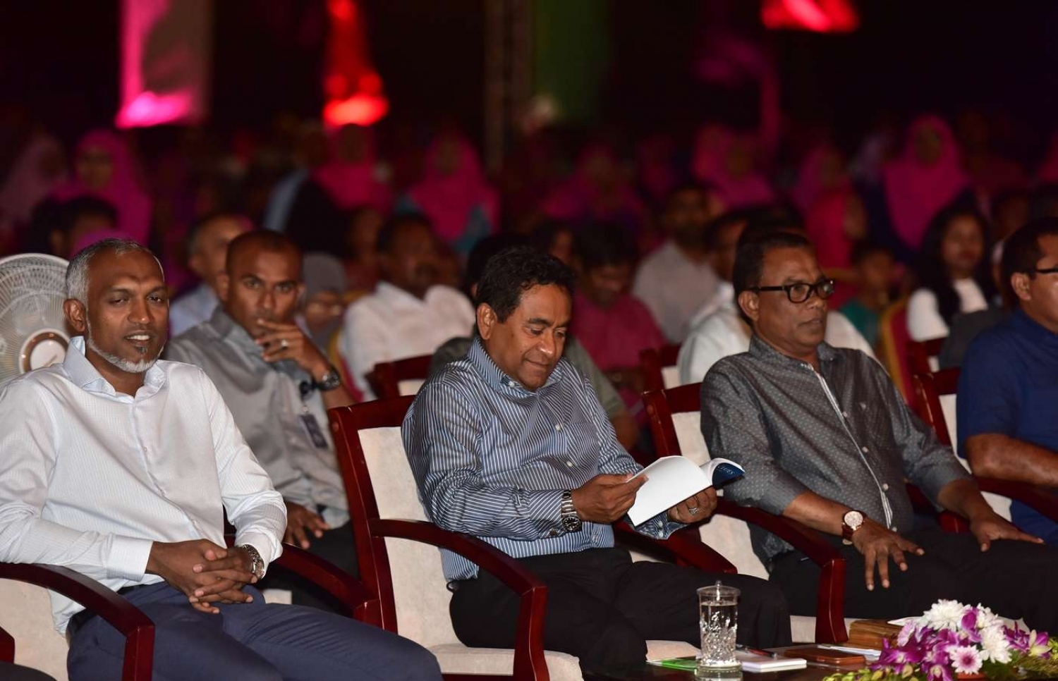 ސ. ހިތަދޫ: ސެޕްޓެމްބަރު 13، 2018- ރައީސް އަބްދުﷲ ޔާމީން އައްޑުއަށް ކުރެއްވި ދަތުރުފުޅުގައި ހިތަދޫގައި ބޭއްވެވި ބައްދަލުވުމުގައި ބައިވެރިވެވަޑައިގަންނަވަނީ.---ފޮޓޯ: ރައީސް އޮފީސް