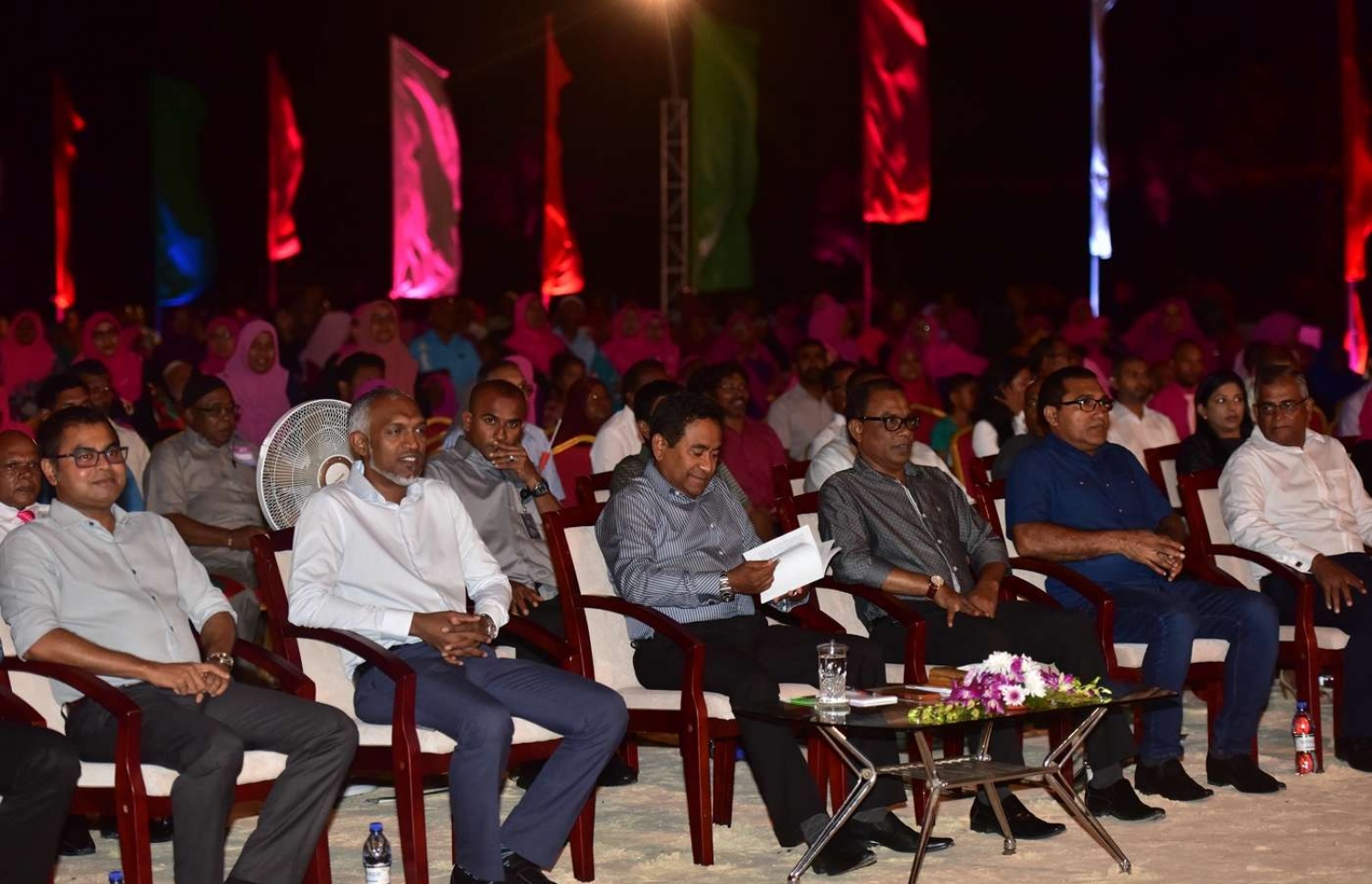 ސ. ހިތަދޫ: ސެޕްޓެމްބަރު 13، 2018- ރައީސް އަބްދުﷲ ޔާމީން އައްޑުއަށް ކުރެއްވި ދަތުރުފުޅުގައި ހިތަދޫގައި ބޭއްވެވި ބައްދަލުވުމުގެ ތެރެއިން.---ފޮޓޯ: ރައީސް އޮފީސް