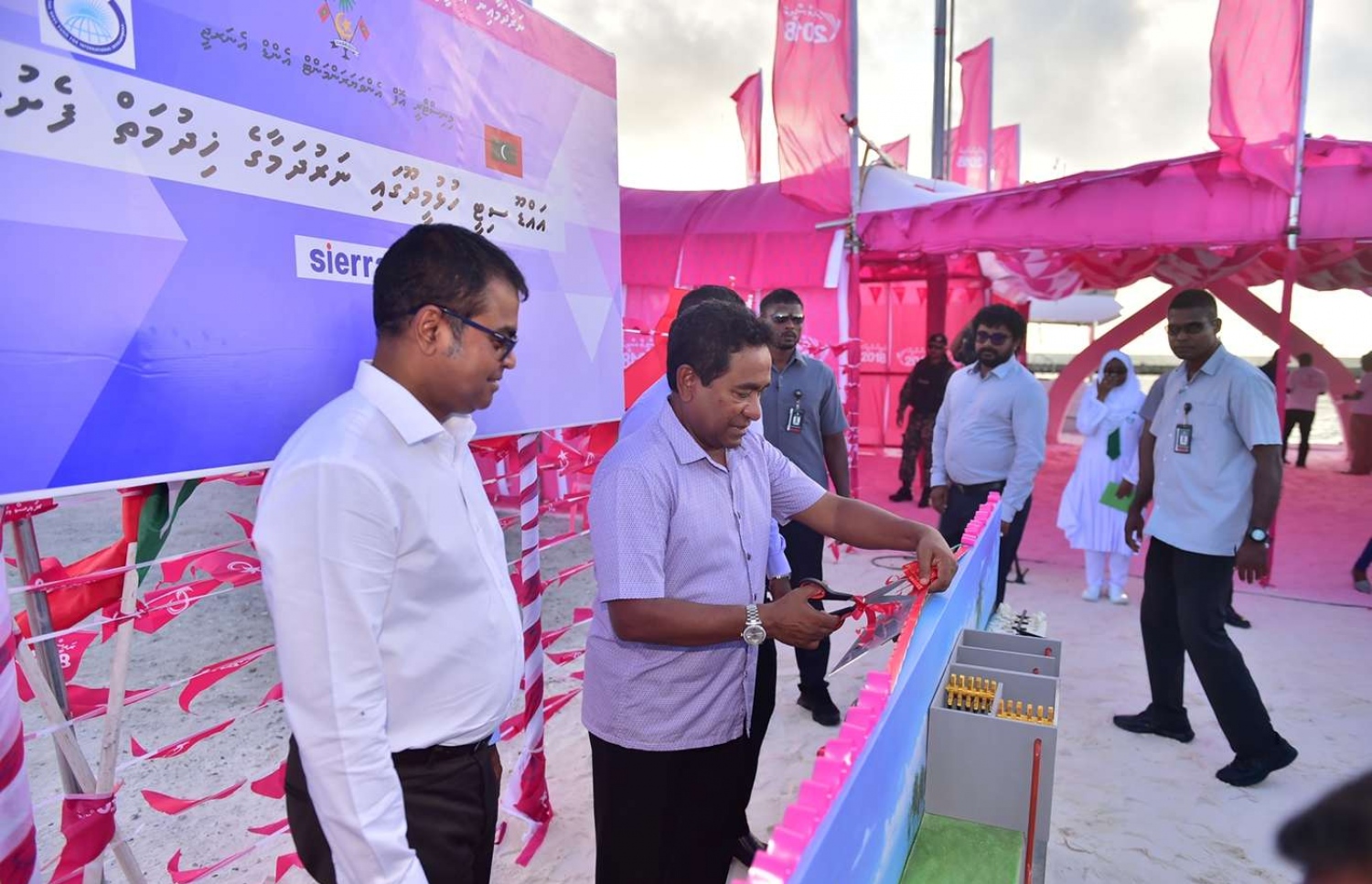 ސ. ހުޅުދޫ: ސެޕްޓެމްބަރު 13، 2018- ރައީސް އަބްދުﷲ ޔާމީން އައްޑުއަށް ކުރެއްވި ދަތުރުފުޅުގައި ހުޅުދުއަށް ވަޑައިގެން، މި ރަށުގައި ސަރުކާރުން ގާއިމްކޮށްދިން ނަރުދަމާގެ ޚިދުމަތުގެ މަޝްރޫއުގެ ނިމުން ފާހަގަކޮށްދެއްވަނީ.---ފޮޓޯ: ރައީސް އޮފީސް