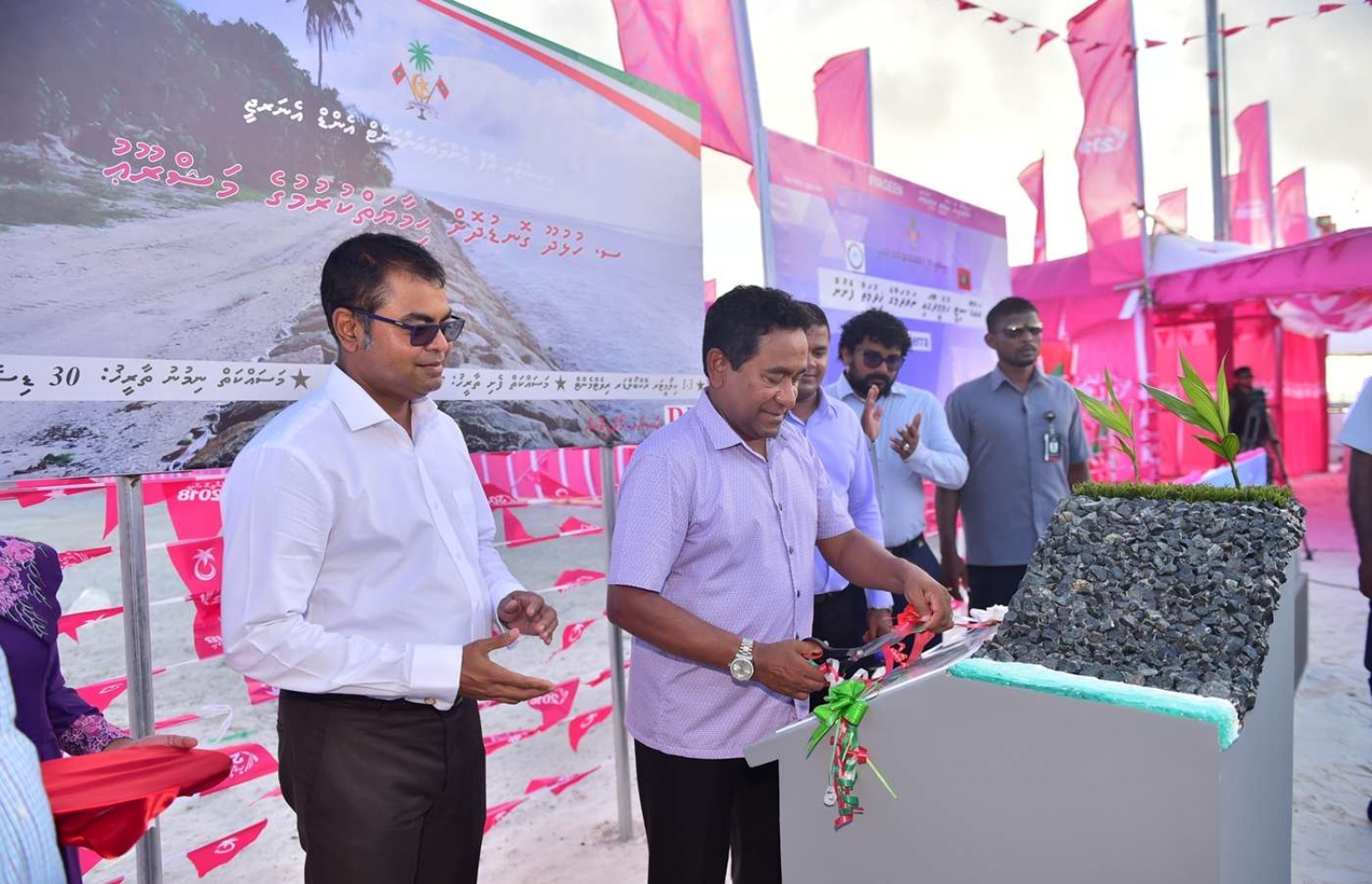 ސ. ހުޅުދޫ: ސެޕްޓެމްބަރު 13، 2018- ރައީސް އަބްދުﷲ ޔާމީން އައްޑުއަށް ކުރެއްވި ދަތުރުފުޅުގައި ހުޅުދުއަށް ވަޑައިގެން، މި ރަށުގެ ގޮނޑުދޮށް ހިމާޔަތް ކުރުމުގެ މަޝްރޫއުގެ ނިމުން ފާހަގަކޮށްދެއްވަނީ.---ފޮޓޯ: ރައީސް އޮފީސް