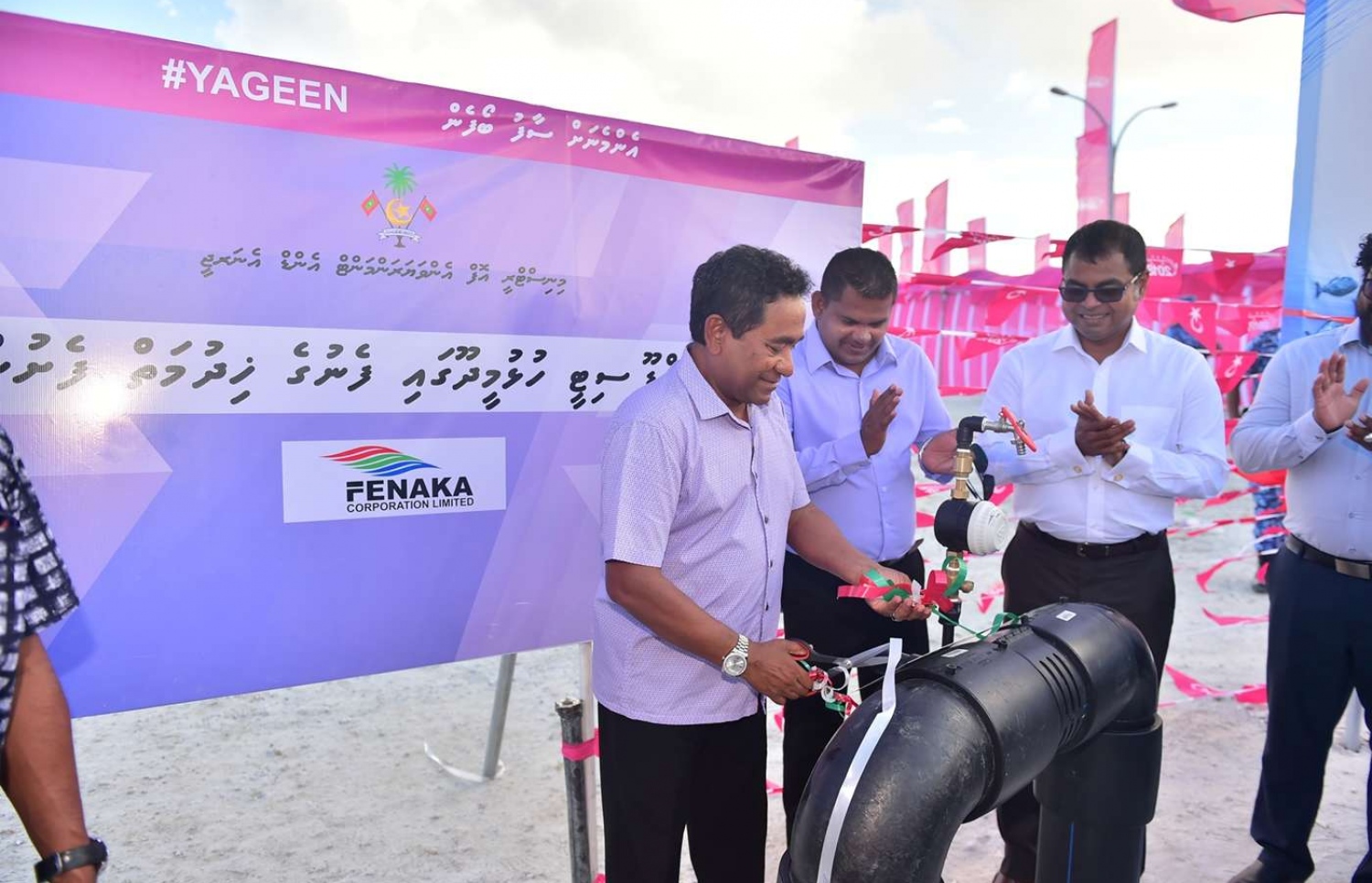 ސ. ހުޅުދޫ: ސެޕްޓެމްބަރު 13، 2018- ރައީސް އަބްދުﷲ ޔާމީން އައްޑުއަށް ކުރެއްވި ދަތުރުފުޅުގައި ހުޅުދުއަށް ވަޑައިގެން، މި ރަށުގައި ސަރުކާރުން ގާއިމްކޮށްދިން ފެނުގެ ޚިދުމަތުގެ މަޝްރޫއުގެ ނިމުން ފާހަގަކޮށްދެއްވަނީ.---ފޮޓޯ: ރައީސް އޮފީސް