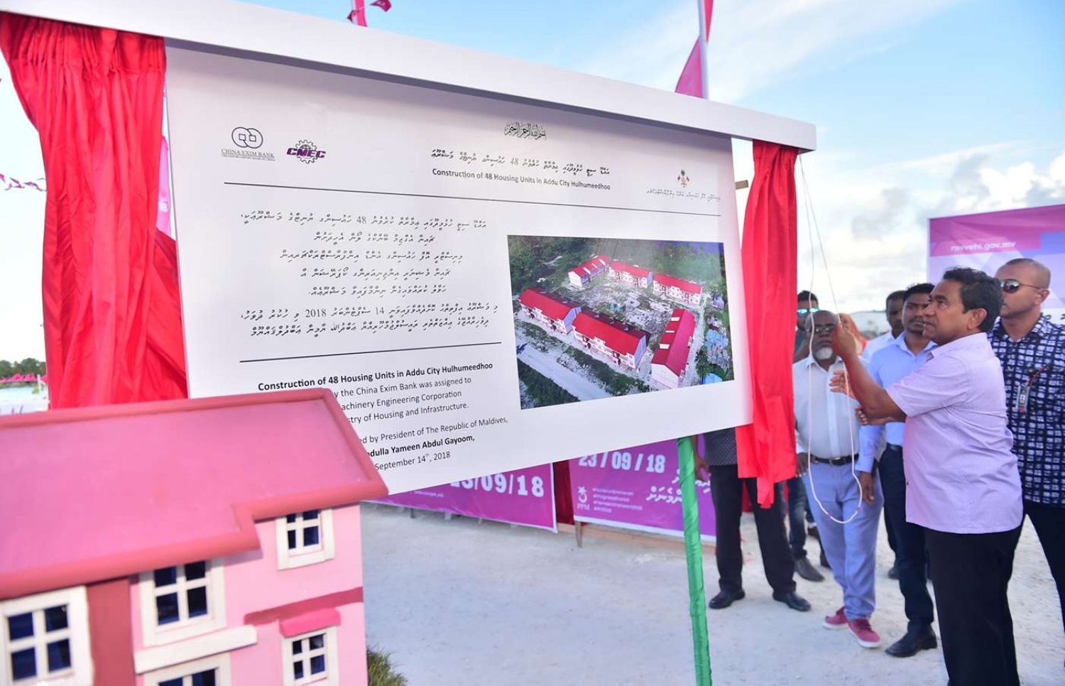 ސ. ހުޅުދޫ: ސެޕްޓެމްބަރު 13، 2018- ރައީސް އަބްދުﷲ ޔާމީން އައްޑުއަށް ކުރެއްވި ދަތުރުފުޅުގައި ހުޅުދުއަށް ވަޑައިގެން، މި ރަށުގައި ސަރުކާރުން އިމާރާތް ކޮށްދިން ހައުސިން ޔުނިޓުގެ މަޝްރޫއު އިފްތިތާހު ކޮށްދެއްވަނީ.---ފޮޓޯ: ރައީސް އޮފީސް