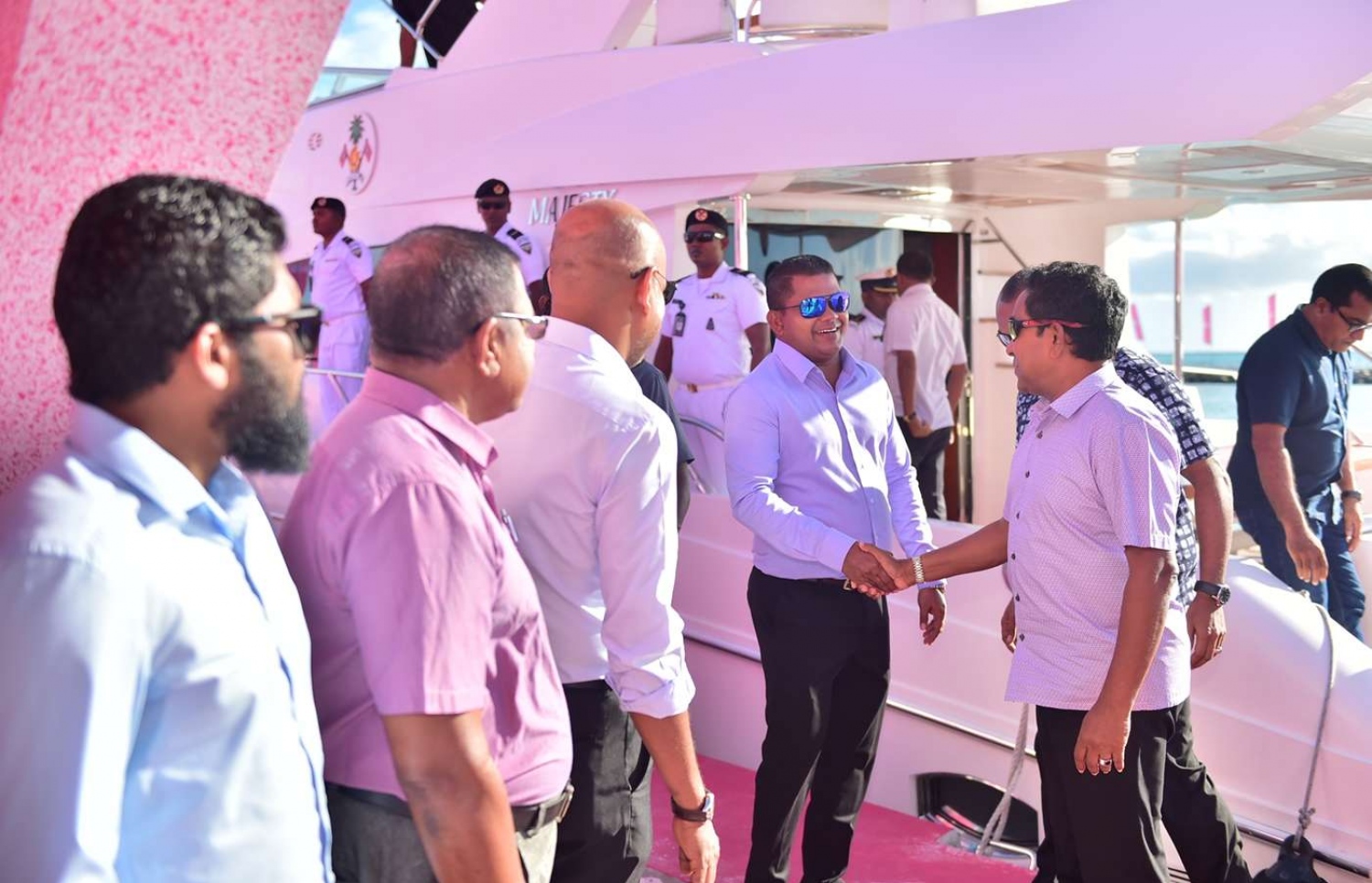 ސ. ހުޅުދޫ: ސެޕްޓެމްބަރު 13، 2018- ރައީސް އަބްދުﷲ ޔާމީން އައްޑުއަށް ކުރެއްވި ދަތުރުފުޅުގައި ހުޅުދުއަށް ވަޑައިގަތުމުން، އެ ދާއިރާގެ މެމްބަރު މުހައްމަދު ޝާހިދު މަރުހަބާ ދަންނަވަނީ.---ފޮޓޯ: ރައީސް އޮފީސް