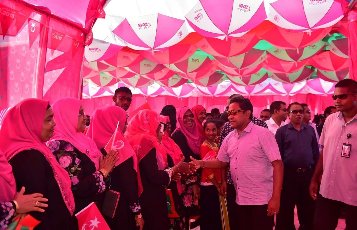 ސ. ހުޅުދޫ: ސެޕްޓެމްބަރު 13، 2018- ރައީސް އަބްދުﷲ ޔާމީން އައްޑުއަށް ކުރެއްވި ދަތުރުފުޅުގައި ހުޅުދުއަށް ވަޑައިގަތުމުން މަރުހަބާ ދަންނަވަން އެއްވި މީހުންގެ ތެރެއިން ބަޔަކާ ސަލާމް ކުރައްވަނީ.---ފޮޓޯ: ރައީސް އޮފީސް