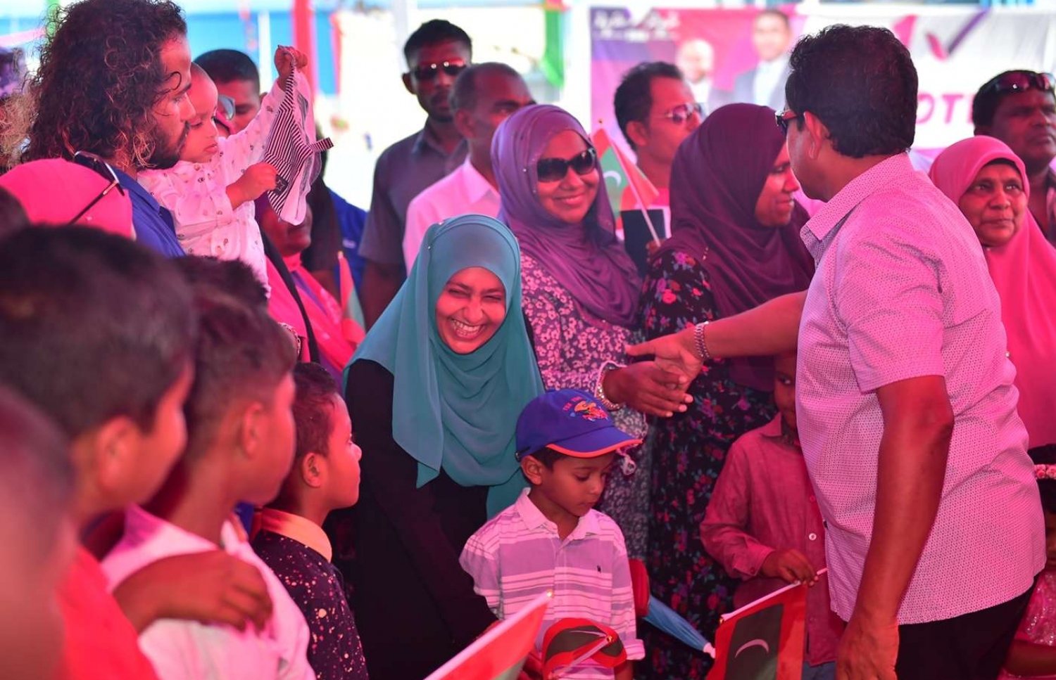 ސ. ހުޅުދޫ: ސެޕްޓެމްބަރު 13، 2018- ރައީސް އަބްދުﷲ ޔާމީން އައްޑުއަށް ކުރެއްވި ދަތުރުފުޅުގައި ހުޅުދުއަށް ވަޑައިގަތުމުން މަރުހަބާ ދަންނަވަން އެއްވި މީހުންގެ ތެރެއިން ބަޔަކާ ސަލާމް ކުރައްވަނީ.---ފޮޓޯ: ރައީސް އޮފީސް