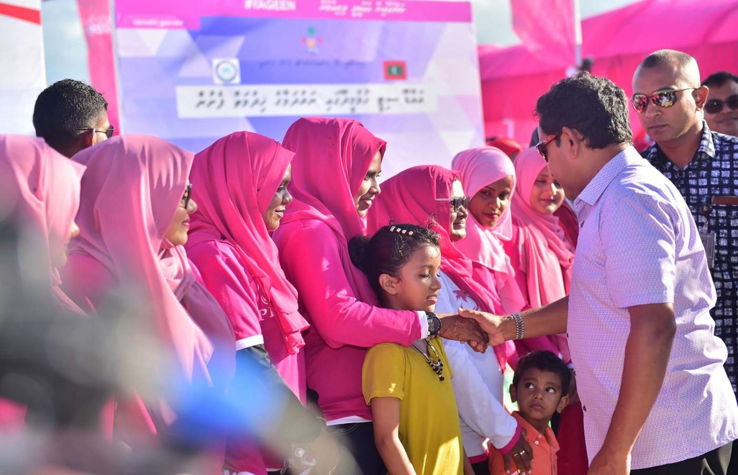 ސ. ހުޅުދޫ: ސެޕްޓެމްބަރު 13، 2018- ރައީސް އަބްދުﷲ ޔާމީން އައްޑުއަށް ކުރެއްވި ދަތުރުފުޅުގައި ހުޅުދުއަށް ވަޑައިގަތުމުން މަރުހަބާ ދަންނަވަން އެއްވި މީހުންގެ ތެރެއިން ބަޔަކާ ސަލާމް ކުރައްވަނީ.---ފޮޓޯ: ރައީސް އޮފީސް