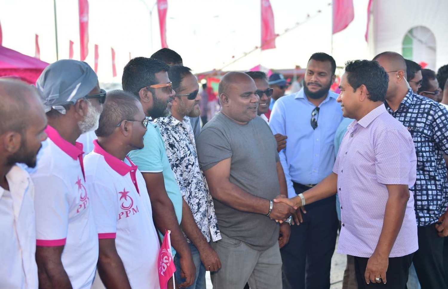 ސ. ހުޅުދޫ: ސެޕްޓެމްބަރު 13، 2018- ރައީސް އަބްދުﷲ ޔާމީން އައްޑުއަށް ކުރެއްވި ދަތުރުފުޅުގައި ހުޅުދުއަށް ވަޑައިގަތުމުން މަރުހަބާ ދަންނަވަން އެއްވި މީހުންގެ ތެރެއިން، މަޝްހޫރު ވޮލީ ކޯޗު އިބްރާހިމް ރަޝީދު (ސަތޯ)އާ ސަލާމް ކުރައްވަނީ.---ފޮޓޯ: ރައީސް އޮފީސް