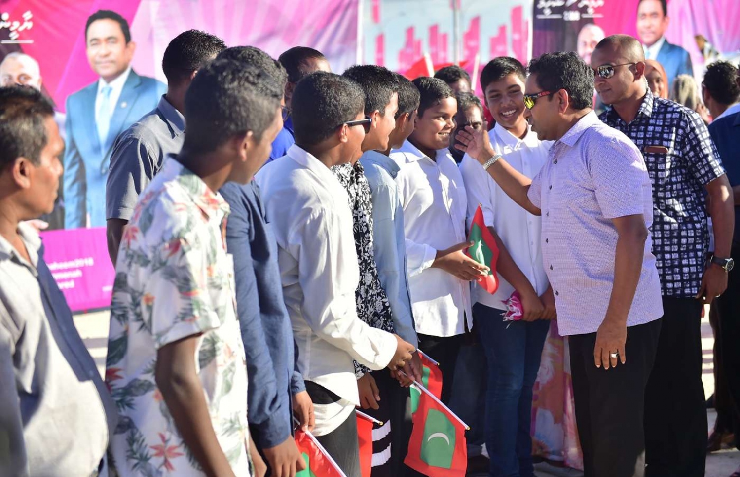 ސ. ހުޅުދޫ: ސެޕްޓެމްބަރު 13، 2018- ރައީސް އަބްދުﷲ ޔާމީން އައްޑުއަށް ކުރެއްވި ދަތުރުފުޅުގައި ހުޅުދުއަށް ވަޑައިގަތުމުން މަރުހަބާ ދަންނަވަން އެއްވި މީހުންގެ ތެރެއިން ކުޑަކުދިންތަކަކާ ވާހަކަފުޅު ދައްކަވަނީ.---ފޮޓޯ: ރައީސް އޮފީސް