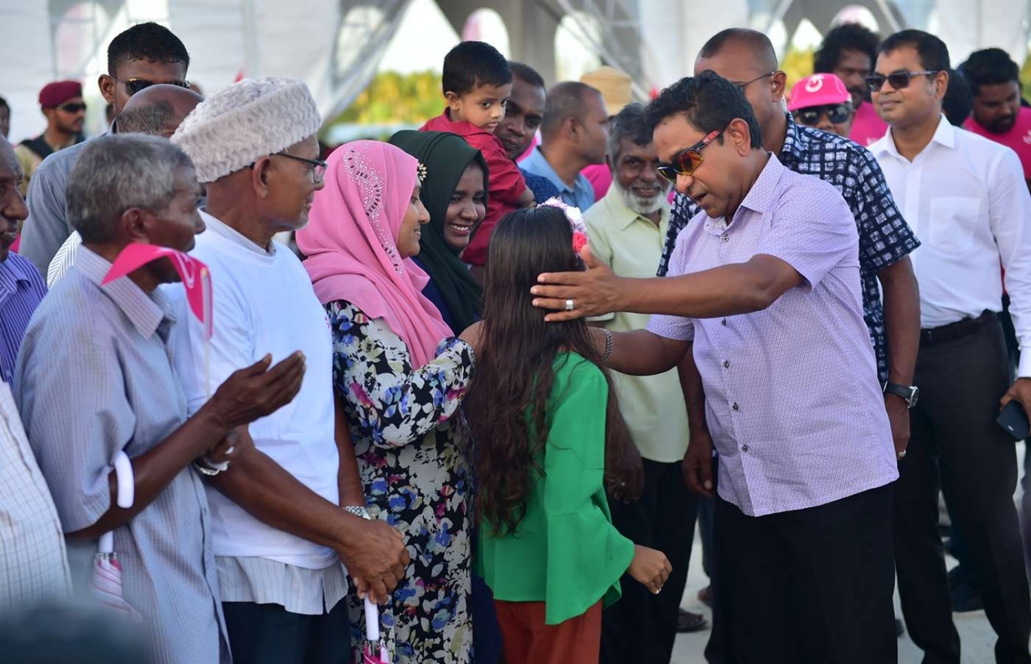 ސ. ހުޅުދޫ: ސެޕްޓެމްބަރު 13، 2018- ރައީސް އަބްދުﷲ ޔާމީން އައްޑުއަށް ކުރެއްވި ދަތުރުފުޅުގައި ހުޅުދުއަށް ވަޑައިގަތުމުން މަރުހަބާ ދަންނަވަން އެއްވި މީހުންގެ ތެރެއިން ކުޑަކުއްޖަކާ ވާހަކަފުޅު ދައްކަވަނީ.---ފޮޓޯ: ރައީސް އޮފީސް