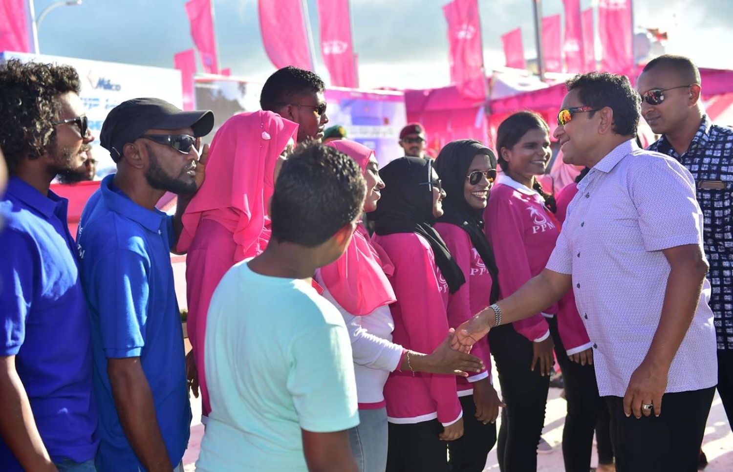 ސ. ހުޅުދޫ: ސެޕްޓެމްބަރު 13، 2018- ރައީސް އަބްދުﷲ ޔާމީން އައްޑުއަށް ކުރެއްވި ދަތުރުފުޅުގައި ހުޅުދުއަށް ވަޑައިގަތުމުން މަރުހަބާ ދަންނަވަން އެއްވި ބަޔަކާ ސަލާމް ކުރައްވަނީ.---ފޮޓޯ: ރައީސް އޮފީސް