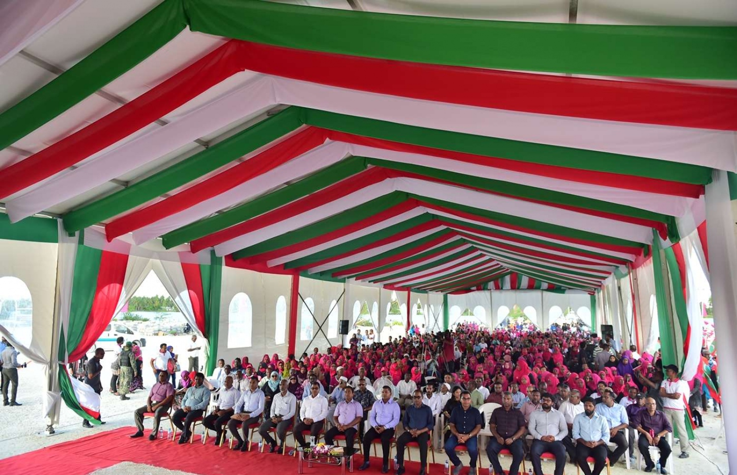 ސ. ހުޅުދޫ: ސެޕްޓެމްބަރު 13، 2018- ރައީސް އަބްދުﷲ ޔާމީން އައްޑުއަށް ކުރެއްވި ދަތުރުފުޅުގައި ހުޅުދުއަށް ވަޑައިގެން، މި ރަށުގައި ބޭއްވެވި ބައްދަލުވުމުގެ ތެރެއިން.---ފޮޓޯ: ރައީސް އޮފީސް