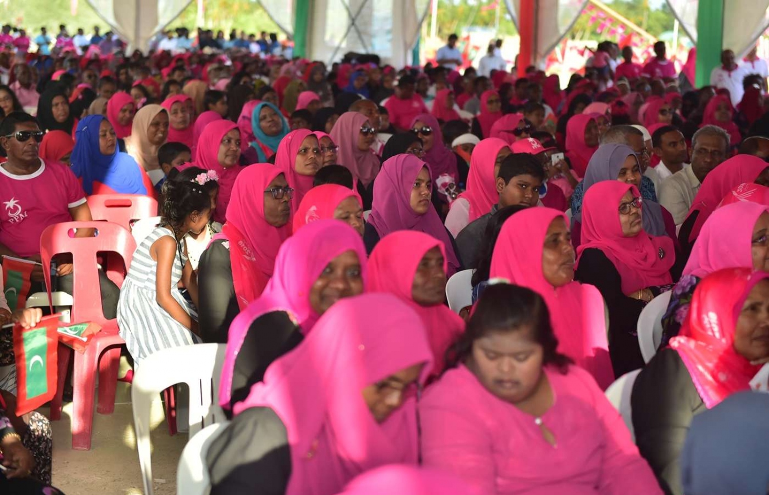 ސ. ހުޅުދޫ: ސެޕްޓެމްބަރު 13، 2018- ރައީސް އަބްދުﷲ ޔާމީން އައްޑުއަށް ކުރެއްވި ދަތުރުފުޅުގައި ހުޅުދުއަށް ވަޑައިގެން، މި ރަށުގައި ބޭއްވެވި ބައްދަލުވުމަށް ދިޔަ އެމަނިކުފާނުގެ ބައެއް ސަޕޯޓަރުން.---ފޮޓޯ: ރައީސް އޮފީސް