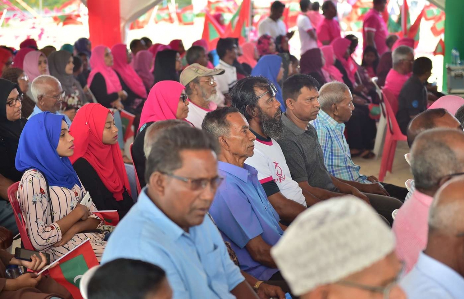 ސ. ހުޅުދޫ: ސެޕްޓެމްބަރު 13، 2018- ރައީސް އަބްދުﷲ ޔާމީން އައްޑުއަށް ކުރެއްވި ދަތުރުފުޅުގައި ހުޅުދުއަށް ވަޑައިގެން، މި ރަށުގައި ބޭއްވެވި ބައްދަލުވުމަށް ދިޔަ އެމަނިކުފާނުގެ ބައެއް ސަޕޯޓަރުން.---ފޮޓޯ: ރައީސް އޮފީސް