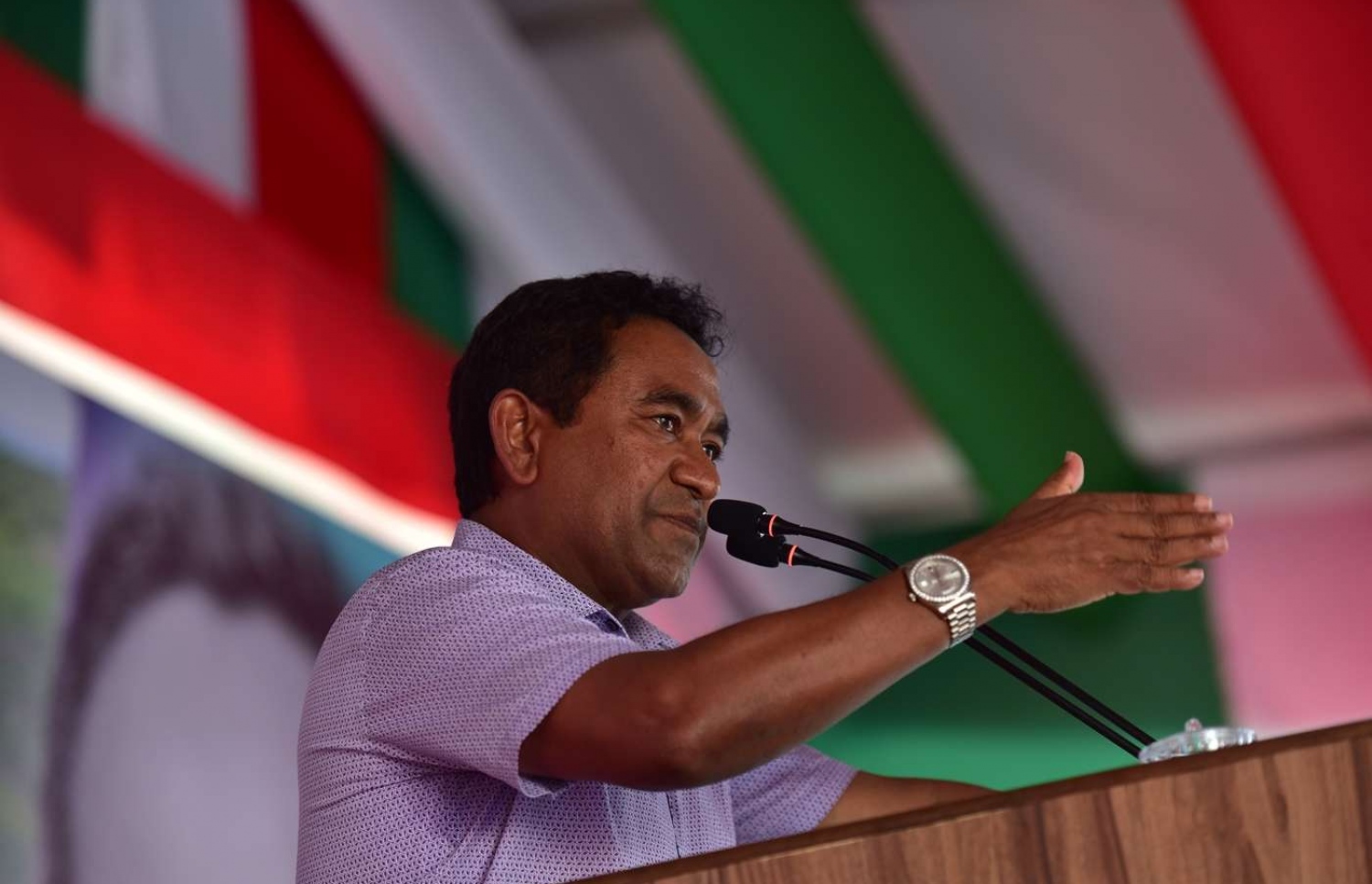 ސ. ހުޅުދޫ: ސެޕްޓެމްބަރު 13، 2018- ރައީސް އަބްދުﷲ ޔާމީން އައްޑުއަށް ކުރެއްވި ދަތުރުފުޅުގައި ހުޅުދުއަށް ވަޑައިގެން، މި ރަށުގައި ތިބި އެމަނިކުފާނުގެ ސަޕޯޓަރުންނާ ބައްދަލުކުރައްވައި ވާހަކަފުޅު ދައްކަވަނީ.---ފޮޓޯ: ރައީސް އޮފީސް