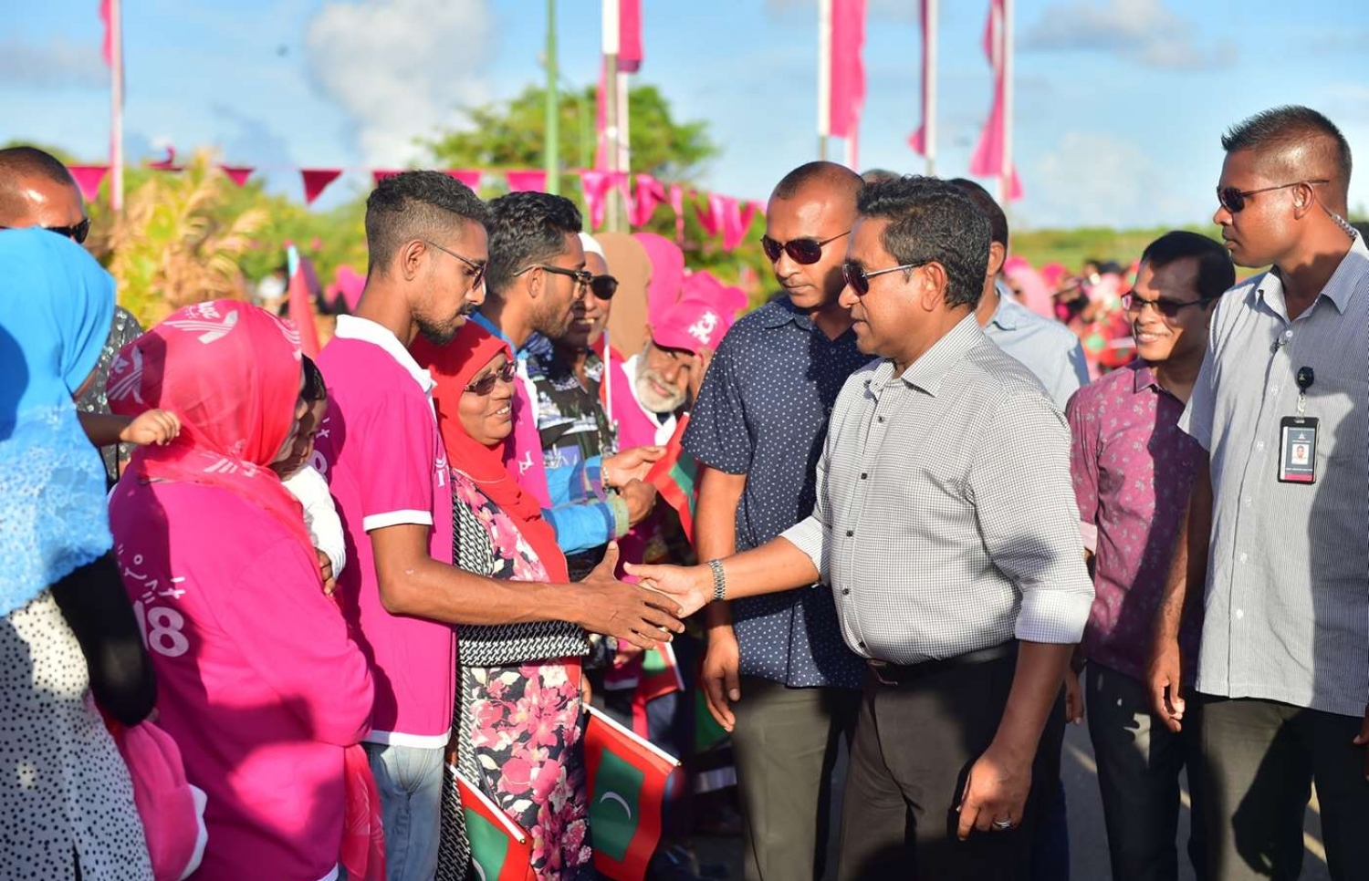 ފުވައްމުލައް: ސެޕްޓެމްބަރު 14، 2018- މި ސިޓީގައި ސަރުކާރުން ހިންގި ތަރައްގީގެ ބައެއް މަޝްރޫއުތަކުގެ ނިމުން ފާހަގަކޮށްދެއްވުމަށް ރައީސް ޔާމީން ވަޑައިގަތުމުން އެމަނިކުފާނަށް މަރުހަބާ ދަންނަވަން އެއްވި މީހުންނާ ސަލާމް ކުރައްވަނީ: މިއީ ރިޔާސީ އިންތިޚާބުގެ ކެމްޕެއިނާ ދިމާކޮށް ރައީސް ޔާމީން ވަޑައިގަންނަވާ އެންމެ ފަހު ރަށް ކަމަށް ވިދާޅުވި.---ފޮޓޯ: ރައީސް އޮފީސް