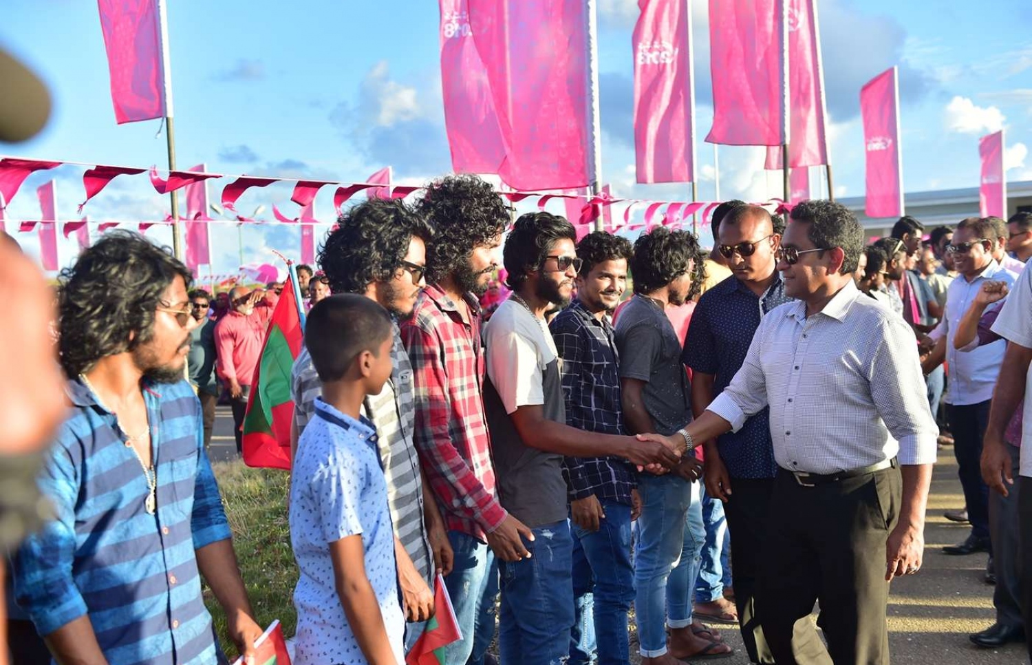 ފުވައްމުލައް: ސެޕްޓެމްބަރު 14، 2018- މި ސިޓީގައި ސަރުކާރުން ހިންގި ތަރައްގީގެ ބައެއް މަޝްރޫއުތަކުގެ ނިމުން ފާހަގަކޮށްދެއްވުމަށް ރައީސް ޔާމީން ވަޑައިގަތުމުން އެމަނިކުފާނަށް މަރުހަބާ ދަންނަވަން އެއްވި ޒުވާނުންގެ ބަޔަކާ ސަލާމް ކުރައްވަނީ: މިއީ ރިޔާސީ އިންތިޚާބުގެ ކެމްޕެއިނާ ދިމާކޮށް ރައީސް ޔާމީން ވަޑައިގަންނަވާ އެންމެ ފަހު ރަށް ކަމަށް ވިދާޅުވި.---ފޮޓޯ: ރައީސް އޮފީސް