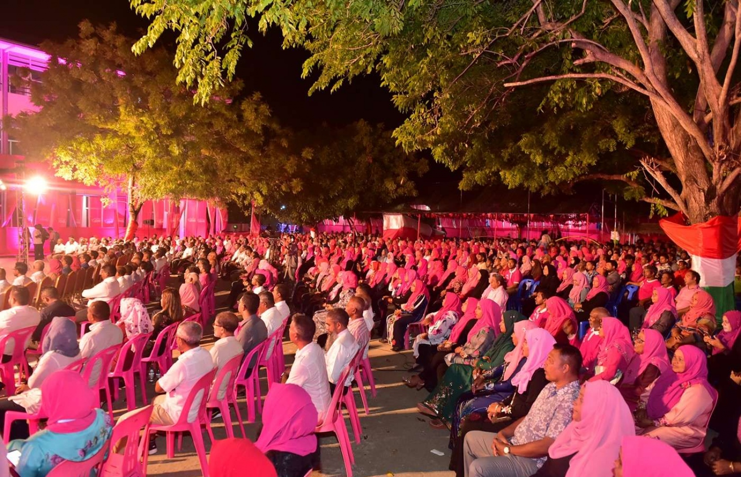 ރައީސް ޔާމީން، ފުވައްމުލަކުގައި ރޭ ބޭއްވި ޖަލްސާއަށް ދިޔަ ބައެއް މީހުން.---ފޮޓޯ: ރައީސް އޮފީސްފު