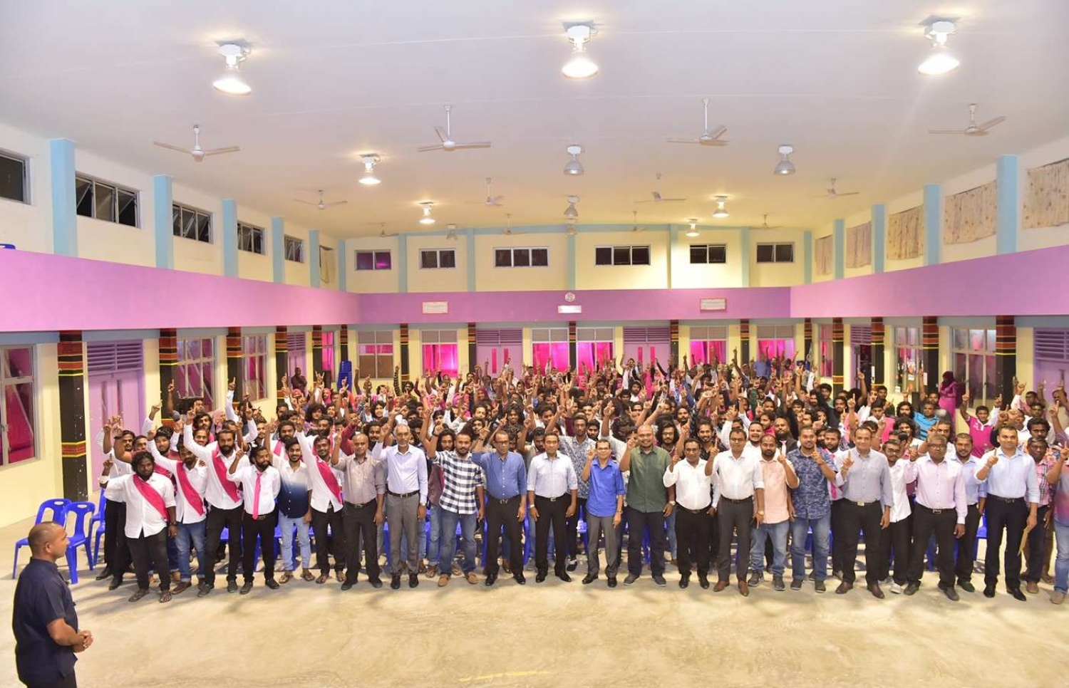 ފުވައްމުލައް: ސެޕްޓެމްބަރު 14، 2018- މި ސިޓީގައި ސަރުކާރުން ހިންގި ތަރައްގީގެ ބައެއް މަޝްރޫއުތަކުގެ ނިމުން ފާހަގަކޮށްދެއްވުމަށް ރައީސް ޔާމީން ކުރެއްވި ދަތުރުފުޅުގައި، ފުވައްމުލަކުގެ ޒުވާނުންތަކަކާ އެކު ފޮޓޯފުޅެއް ނަންގަވަނީ.---ފޮޓޯ: ރައީސް އޮފީސް