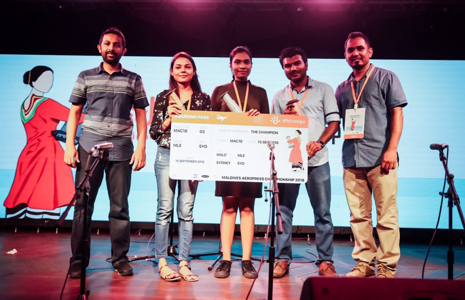 "ދިރާގު މޯލްޑިވްސް އޭރޯޕްރެސް ޗެމްޕިއަންޝިޕް 2018"ގައި ވަނަތައް ހޯދި ބައިވެރިން ފޮޓޯއަކަށް ހުއްޓިގެން. ފޮޓޯ: ދިރާގު