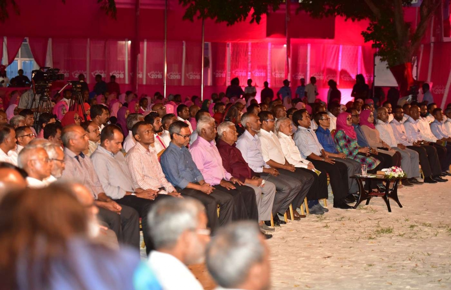 ފުވައްމުލައް: ސެޕްޓެމްބަރު 14، 2018- މި ސިޓީގައި ސަރުކާރުން ހިންގި ތަރައްގީގެ ބައެއް މަޝްރޫއުތަކުގެ ނިމުން ފާހަގަކޮށްދެއްވުމަށް ރައީސް ޔާމީން ކުރެއްވި ދަތުރުފުޅުގައި، ބޭއްވެވި ޖަލްސާގެ ތެރެއިން.---ފޮޓޯ: ރައީސް އޮފީސް