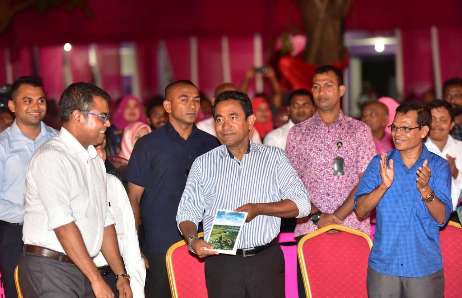 ފުވައްމުލައް: ސެޕްޓެމްބަރު 14، 2018- މި ސިޓީގައި ސަރުކާރުން ހިންގި ތަރައްގީގެ ބައެއް މަޝްރޫއުތަކުގެ ނިމުން ފާހަގަކޮށްދެއްވުމަށް ރައީސް ޔާމީން ކުރެއްވި ދަތުރުފުޅުގައި، ބޭއްވެވި ޖަލްސާގެ ތެރެއިން.---ފޮޓޯ: ރައީސް އޮފީސް