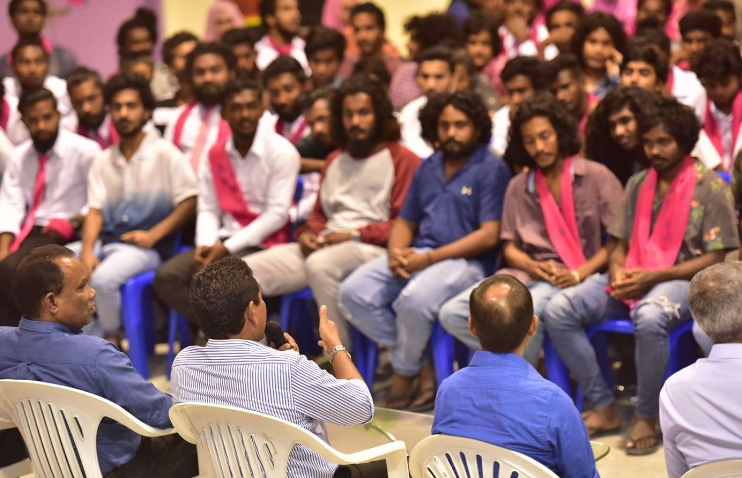 ފުވައްމުލައް: ސެޕްޓެމްބަރު 14، 2018- މި ސިޓީގައި ސަރުކާރުން ހިންގި ތަރައްގީގެ ބައެއް މަޝްރޫއުތަކުގެ ނިމުން ފާހަގަކޮށްދެއްވުމަށް ރައީސް ޔާމީން ކުރެއްވި ދަތުރުފުޅުގައި، ފުވައްމުލަކުގެ ޒުވާނުންތަކަކާ ބައްދަލުކުރައްވަނީ.---ފޮޓޯ: ރައީސް އޮފީސް