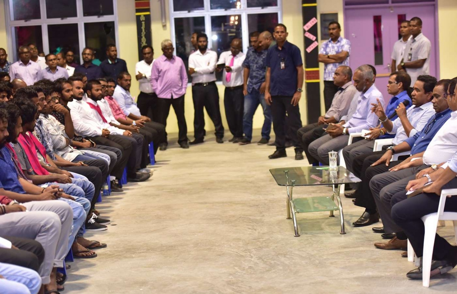 ފުވައްމުލައް: ސެޕްޓެމްބަރު 14، 2018- މި ސިޓީގައި ސަރުކާރުން ހިންގި ތަރައްގީގެ ބައެއް މަޝްރޫއުތަކުގެ ނިމުން ފާހަގަކޮށްދެއްވުމަށް ރައީސް ޔާމީން ކުރެއްވި ދަތުރުފުޅުގައި، ފުވައްމުލަކުގެ ޒުވާނުންތަކަކާ ބައްދަލުކުރައްވަނީ.---ފޮޓޯ: ރައީސް އޮފީސް