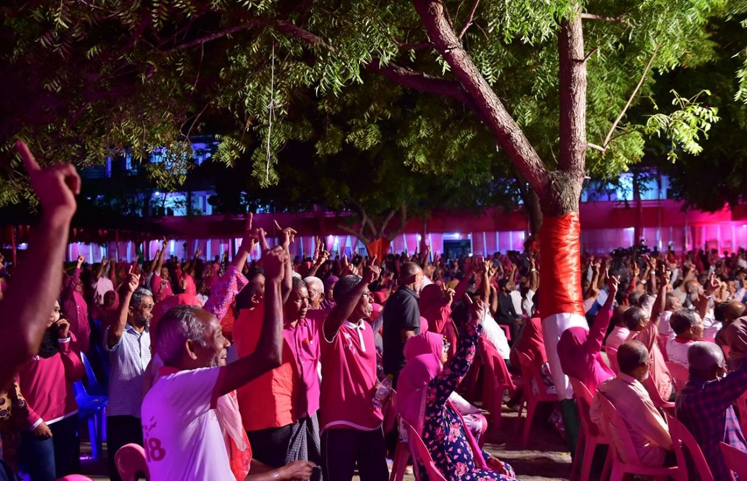 ފުވައްމުލައް: ސެޕްޓެމްބަރު 14، 2018- މި ސިޓީގައި ސަރުކާރުން ހިންގި ތަރައްގީގެ ބައެއް މަޝްރޫއުތަކުގެ ނިމުން ފާހަގަކޮށްދެއްވުމަށް ފަހު، ރައީސް ޔާމީން ބޭއްވެވި ޖަލްސާއަށް ދިޔަ ބައެއް މީހުން އެމަނިކުފާނުގެ ކެންޑިޑޭޓް ނަމްބަރު އެކެއްގެ ނިޝާން އިނގިލިން ދައްކާލަނީ.---ފޮޓޯ: ރައީސް އޮފީސް