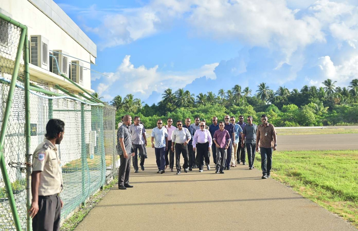 ފުވައްމުލައް: ސެޕްޓެމްބަރު 14، 2018- މި ސިޓީގައި ސަރުކާރުން ހިންގި ތަރައްގީގެ ބައެއް މަޝްރޫއުތަކުގެ ނިމުން ފާހަގަކޮށްދެއްވުމަށް ރައީސް ޔާމީން ވަޑައިގެން، ފުވައްމުލަކުގެ ބައެއް އިސް ސަޕޯޓަރުންނާ އެކު އެއާޕޯޓުގައި.---ފޮޓޯ: ރައީސް އޮފީސް