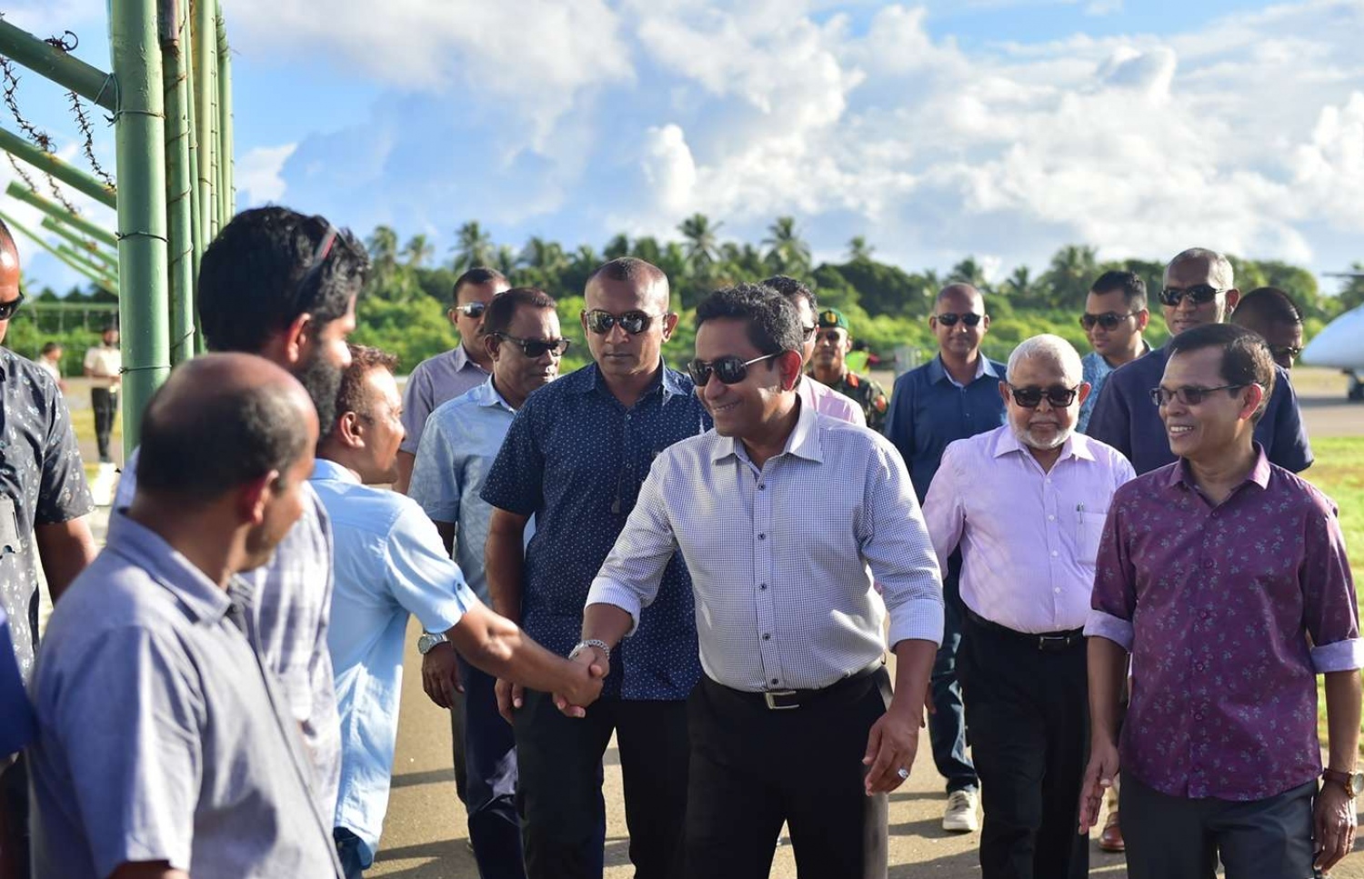 ފުވައްމުލައް: ސެޕްޓެމްބަރު 14، 2018- މި ސިޓީގައި ސަރުކާރުން ހިންގި ތަރައްގީގެ ބައެއް މަޝްރޫއުތަކުގެ ނިމުން ފާހަގަކޮށްދެއްވުމަށް ރައީސް ޔާމީން ވަޑައިގަތުމުން މަރުހަބާ ދަންނަވަީ.---ފޮޓޯ: ރައީސް އޮފީސް