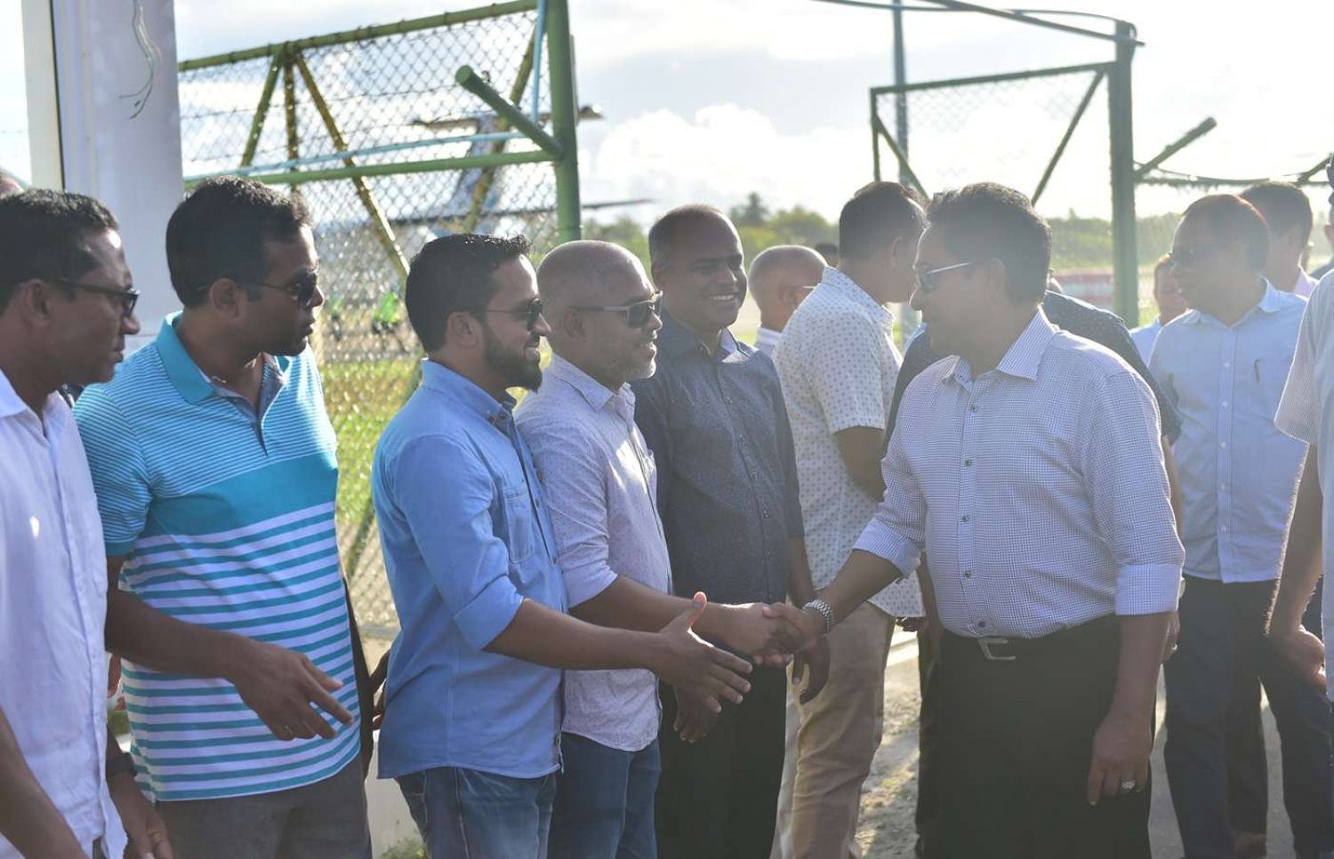 ފުވައްމުލައް: ސެޕްޓެމްބަރު 14، 2018- މި ސިޓީގައި ސަރުކާރުން ހިންގި ތަރައްގީގެ ބައެއް މަޝްރޫއުތަކުގެ ނިމުން ފާހަގަކޮށްދެއްވުމަށް ރައީސް ޔާމީން ވަޑައިގަތުމުން އެމަނިކުފާނަށް މަރުހަބާ ދަންނަވަން އެއްވި މީހުންނާ ސަލާމް ކުރައްވަނީ: މިއީ ރިޔާސީ އިންތިޚާބުގެ ކެމްޕެއިނާ ދިމާކޮށް ރައީސް ޔާމީން ވަޑައިގަންނަވާ އެންމެ ފަހު ރަށް ކަމަށް ވިދާޅުވި.---ފޮޓޯ: ރައީސް އޮފީސް