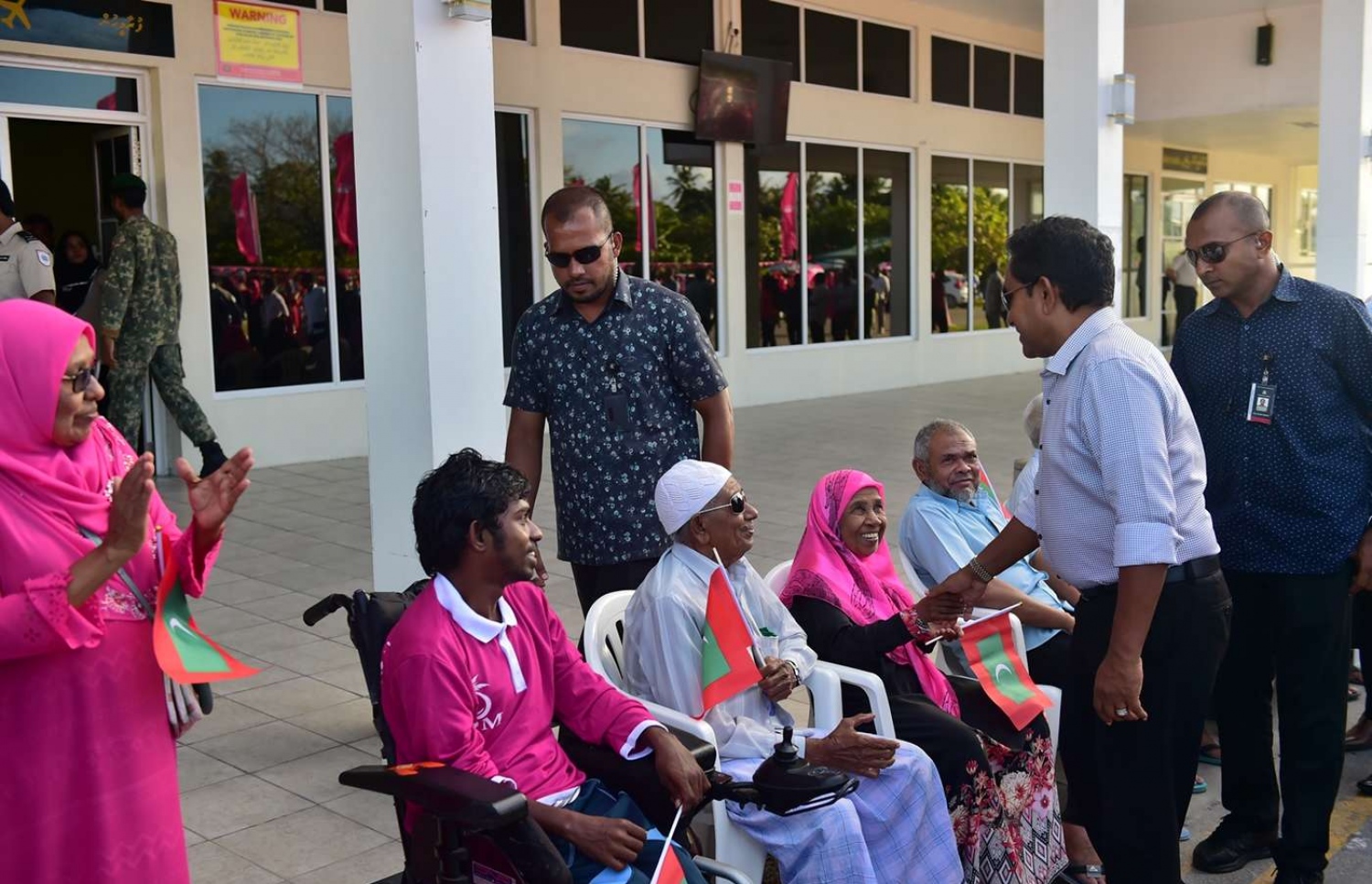 ފުވައްމުލައް: ސެޕްޓެމްބަރު 14، 2018- މި ސިޓީގައި ސަރުކާރުން ހިންގި ތަރައްގީގެ ބައެއް މަޝްރޫއުތަކުގެ ނިމުން ފާހަގަކޮށްދެއްވުމަށް ރައީސް ޔާމީން ވަޑައިގަތުމުން އެމަނިކުފާނަށް މަރުހަބާ ދަންނަވަން އެއްވި މީހުންގެ ތެރެއިން އުމުރުން ދުވަސްވީ އަދި ޚާއްސަ އެހީއަށް ބޭނުންވާ ބަޔަކާ ސަލާމް ކުރައްވަނީ: މިއީ ރިޔާސީ އިންތިޚާބުގެ ކެމްޕެއިނާ ދިމާކޮށް ރައީސް ޔާމީން ވަޑައިގަންނަވާ އެންމެ ފަހު ރަށް ކަމަށް ވިދާޅުވި.---ފޮޓޯ: ރައީސް އޮފީސް