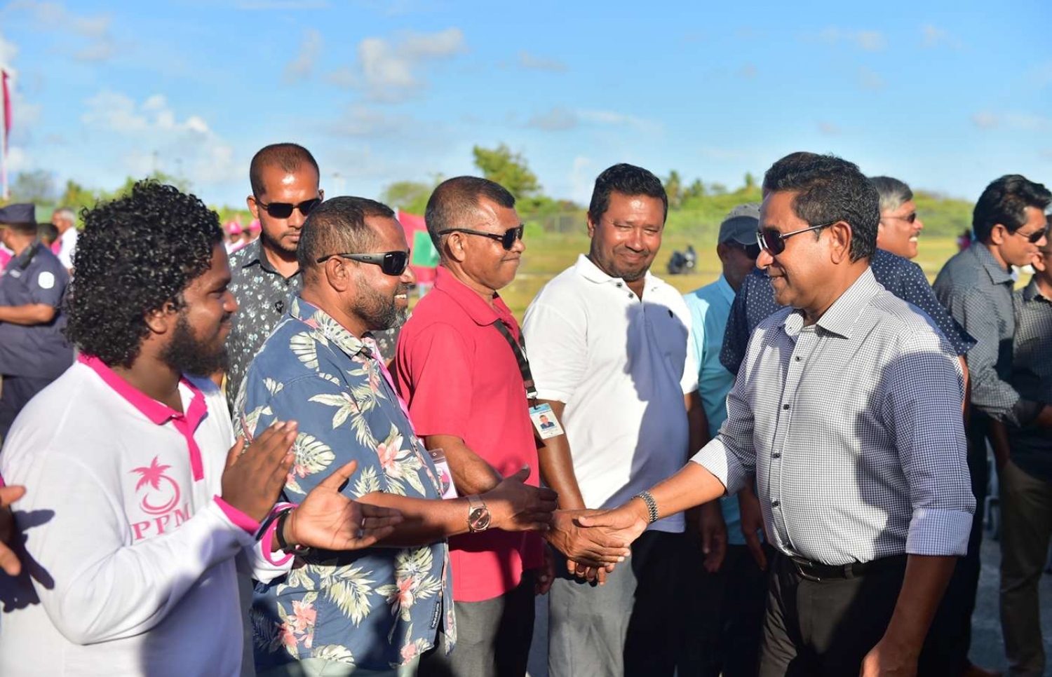 ރިޔާސީ އިންތިހާބުގެ ކެމްޕޭންގައި، އޭރުގެ ރައީސް އަބްދުﷲ ޔާމީން، ފުވައްމުލަކަށް ވަޑައިގެން ސަޕޯޓަރުންނާ ސަލާންކުރައްވަނީ: ތަރައްގީގެ ގިނަ މަޝްރޫއުތަކެއް ހިންގެވިޔަސް ގިނަ ރައްޔިތުން ވޯޓު ލީ ދެކޮޅަށް.