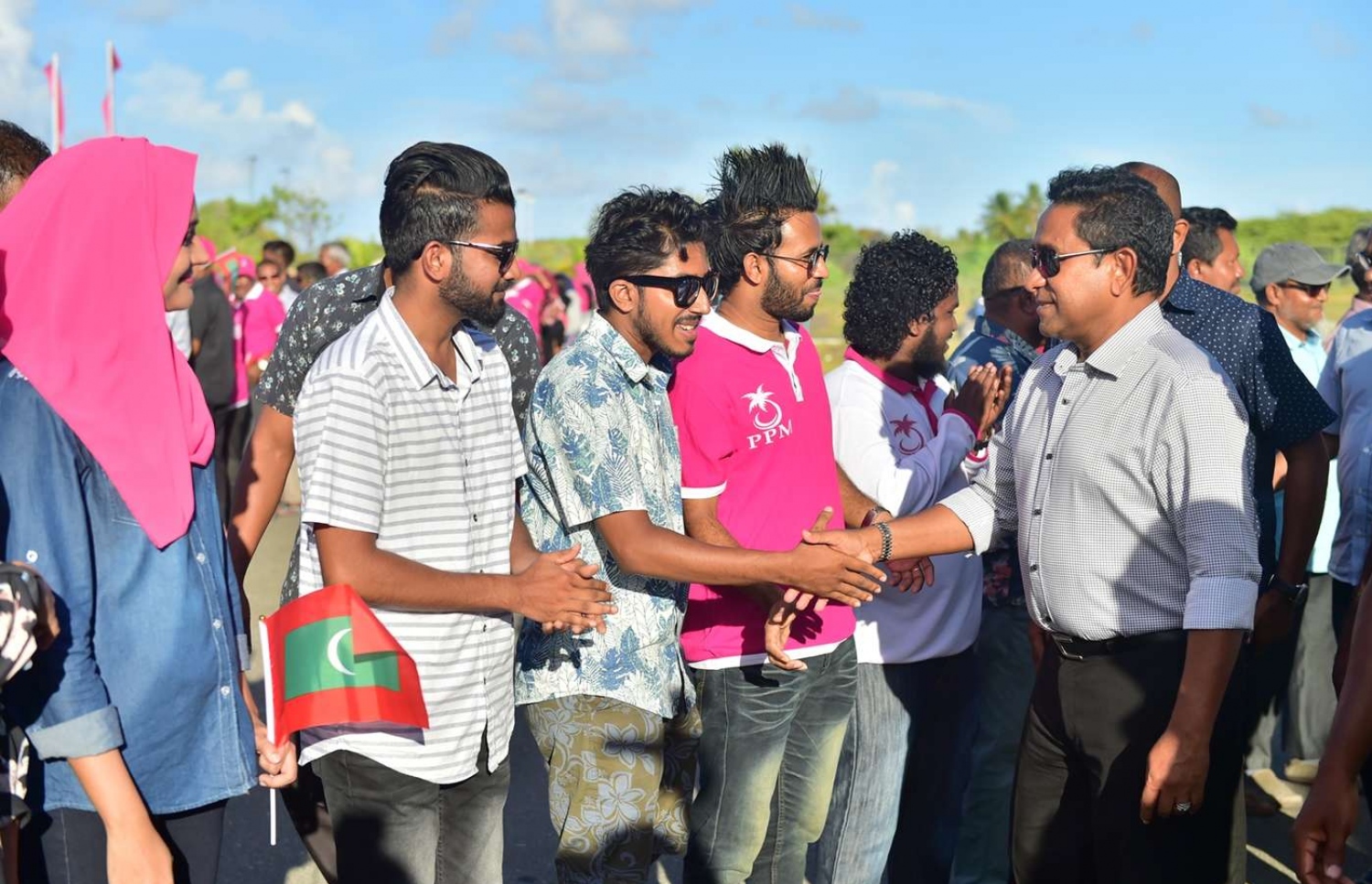 ފުވައްމުލައް: ސެޕްޓެމްބަރު 14، 2018- މި ސިޓީގައި ސަރުކާރުން ހިންގި ތަރައްގީގެ ބައެއް މަޝްރޫއުތަކުގެ ނިމުން ފާހަގަކޮށްދެއްވުމަށް ރައީސް ޔާމީން ވަޑައިގަތުމުން އެމަނިކުފާނަށް މަރުހަބާ ދަންނަވަން އެއްވި މީހުންނާ ސަލާމް ކުރައްވަނީ: މިއީ ރިޔާސީ އިންތިޚާބުގެ ކެމްޕެއިނާ ދިމާކޮށް ރައީސް ޔާމީން ވަޑައިގަންނަވާ އެންމެ ފަހު ރަށް ކަމަށް ވިދާޅުވި.---ފޮޓޯ: ރައީސް އޮފީސް