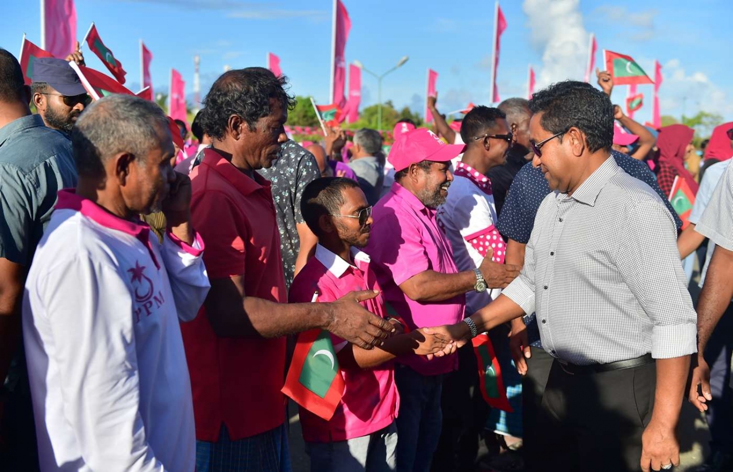 ރިޔާސީ އިންތިޚާބުގެ ކެމްޕޭން ތެރޭގައި ރައީސް ޔާމީން ފުވައްމުލަކުގައި: ވައިގެމަގުން ޕީޕީއެމްގެ މެމްބަރުން ކުރި ދަތުރުތަކަކަށް އެ ޕާޓީން ފައިސާ ނުދެއްކި މައްސަލައެއް ވަނީ ފެންމަތިވެފައި.  .---ފޮޓޯ: ރައީސް އޮފީސް