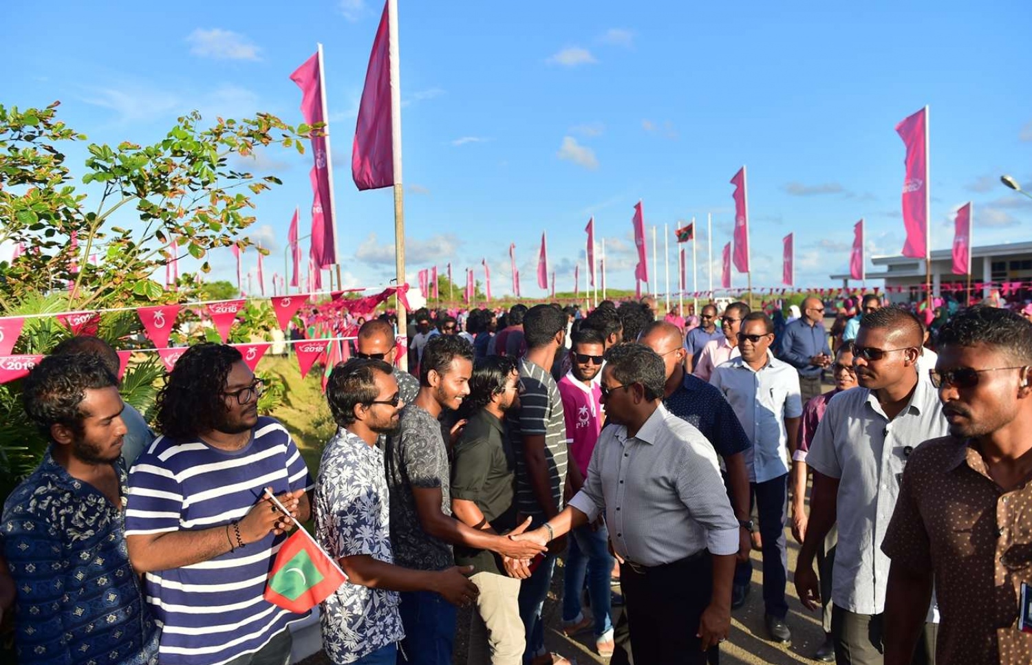 ފުވައްމުލައް: ސެޕްޓެމްބަރު 14، 2018- މި ސިޓީގައި ސަރުކާރުން ހިންގި ތަރައްގީގެ ބައެއް މަޝްރޫއުތަކުގެ ނިމުން ފާހަގަކޮށްދެއްވުމަށް ރައީސް ޔާމީން ވަޑައިގަތުމުން އެމަނިކުފާނަށް މަރުހަބާ ދަންނަވަން އެއްވި މީހުންނާ ސަލާމް ކުރައްވަނީ: މިއީ ރިޔާސީ އިންތިޚާބުގެ ކެމްޕެއިނާ ދިމާކޮށް ރައީސް ޔާމީން ވަޑައިގަންނަވާ އެންމެ ފަހު ރަށް ކަމަށް ވިދާޅުވި.---ފޮޓޯ: ރައީސް އޮފީސް