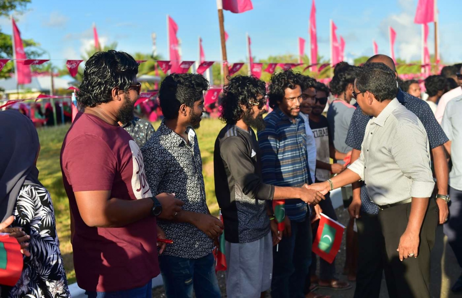 ފުވައްމުލައް: ސެޕްޓެމްބަރު 14، 2018- މި ސިޓީގައި ސަރުކާރުން ހިންގި ތަރައްގީގެ ބައެއް މަޝްރޫއުތަކުގެ ނިމުން ފާހަގަކޮށްދެއްވުމަށް ރައީސް ޔާމީން ވަޑައިގަތުމުން އެމަނިކުފާނަށް މަރުހަބާ ދަންނަވަން އެއްވި މީހުންނާ ސަލާމް ކުރައްވަނީ: މިއީ ރިޔާސީ އިންތިޚާބުގެ ކެމްޕެއިނާ ދިމާކޮށް ރައީސް ޔާމީން ވަޑައިގަންނަވާ އެންމެ ފަހު ރަށް ކަމަށް ވިދާޅުވި.---ފޮޓޯ: ރައީސް އޮފީސް
