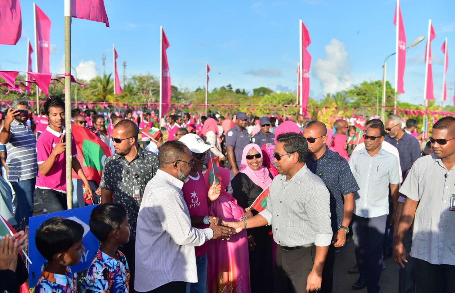 ފުވައްމުލައް: ސެޕްޓެމްބަރު 14، 2018- މި ސިޓީގައި ސަރުކާރުން ހިންގި ތަރައްގީގެ ބައެއް މަޝްރޫއުތަކުގެ ނިމުން ފާހަގަކޮށްދެއްވުމަށް ރައީސް ޔާމީން ވަޑައިގަތުމުން އެމަނިކުފާނަށް މަރުހަބާ ދަންނަވަން އެއްވި މީހުންނާ ސަލާމް ކުރައްވަނީ: މިއީ ރިޔާސީ އިންތިޚާބުގެ ކެމްޕެއިނާ ދިމާކޮށް ރައީސް ޔާމީން ވަޑައިގަންނަވާ އެންމެ ފަހު ރަށް ކަމަށް ވިދާޅުވި.---ފޮޓޯ: ރައީސް އޮފީސް
