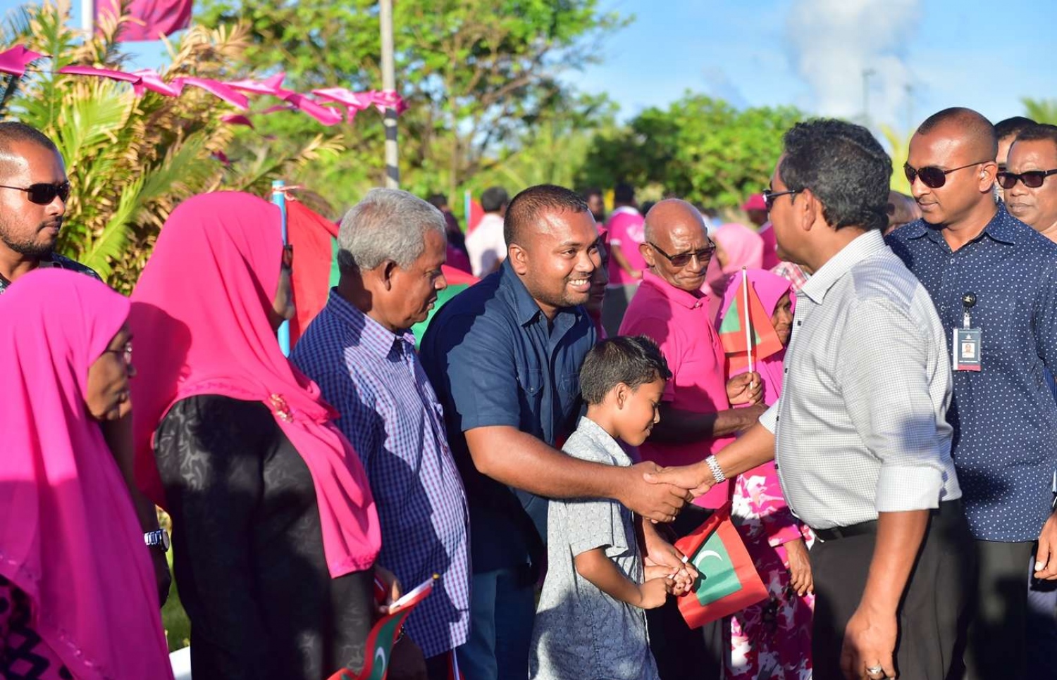 ފުވައްމުލައް: ސެޕްޓެމްބަރު 14، 2018- މި ސިޓީގައި ސަރުކާރުން ހިންގި ތަރައްގީގެ ބައެއް މަޝްރޫއުތަކުގެ ނިމުން ފާހަގަކޮށްދެއްވުމަށް ރައީސް ޔާމީން ވަޑައިގަތުމުން އެމަނިކުފާނަށް މަރުހަބާ ދަންނަވަން އެއްވި މީހުންނާ ސަލާމް ކުރައްވަނީ: މިއީ ރިޔާސީ އިންތިޚާބުގެ ކެމްޕެއިނާ ދިމާކޮށް ރައީސް ޔާމީން ވަޑައިގަންނަވާ އެންމެ ފަހު ރަށް ކަމަށް ވިދާޅުވި.---ފޮޓޯ: ރައީސް އޮފީސް