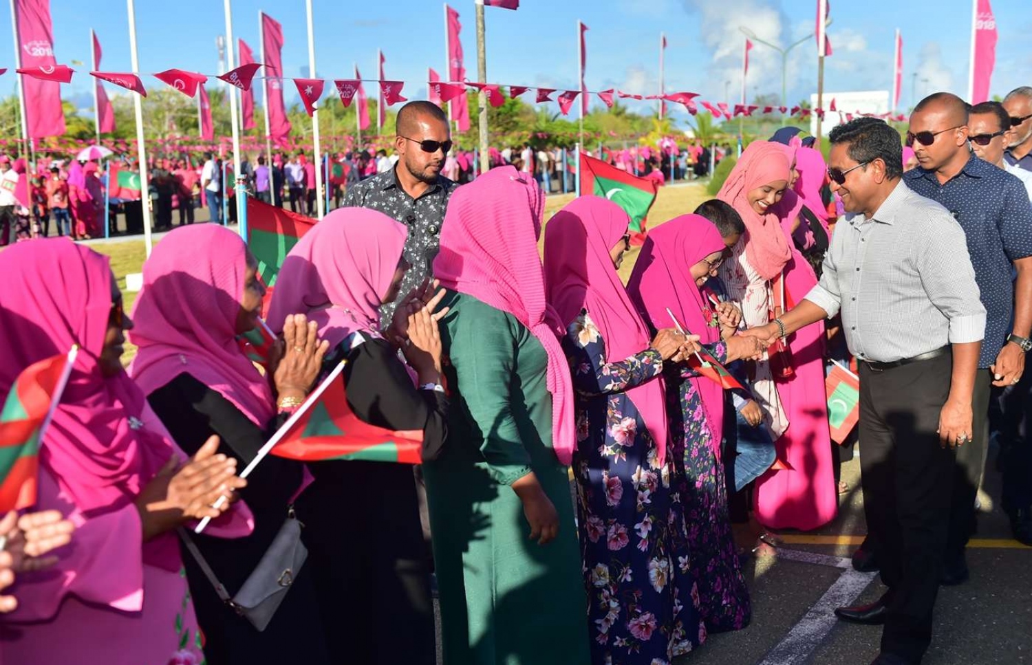 ފުވައްމުލައް: ސެޕްޓެމްބަރު 14، 2018- މި ސިޓީގައި ސަރުކާރުން ހިންގި ތަރައްގީގެ ބައެއް މަޝްރޫއުތަކުގެ ނިމުން ފާހަގަކޮށްދެއްވުމަށް ރައީސް ޔާމީން ވަޑައިގަތުމުން އެމަނިކުފާނަށް މަރުހަބާ ދަންނަވަން އެއްވި މީހުންނާ ސަލާމް ކުރައްވަނީ: މިއީ ރިޔާސީ އިންތިޚާބުގެ ކެމްޕެއިނާ ދިމާކޮށް ރައީސް ޔާމީން ވަޑައިގަންނަވާ އެންމެ ފަހު ރަށް ކަމަށް ވިދާޅުވި.---ފޮޓޯ: ރައީސް އޮފީސް