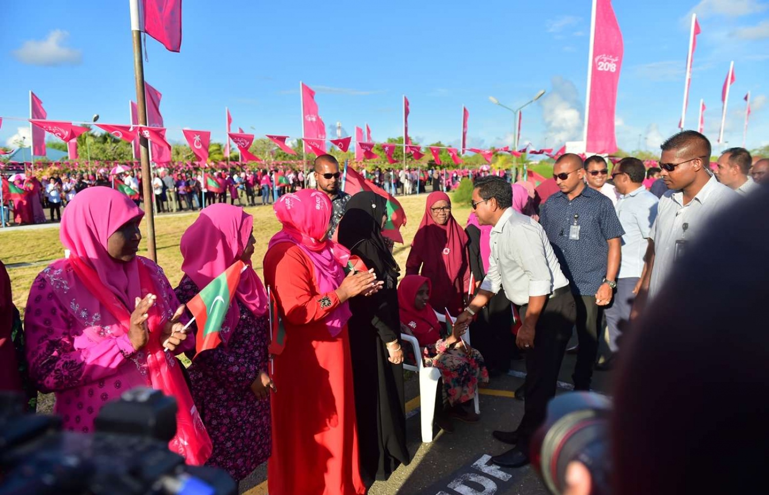 ފުވައްމުލައް: ސެޕްޓެމްބަރު 14، 2018- މި ސިޓީގައި ސަރުކާރުން ހިންގި ތަރައްގީގެ ބައެއް މަޝްރޫއުތަކުގެ ނިމުން ފާހަގަކޮށްދެއްވުމަށް ރައީސް ޔާމީން ވަޑައިގަތުމުން އެމަނިކުފާނަށް މަރުހަބާ ދަންނަވަން އެއްވި މީހުންނާ ސަލާމް ކުރައްވަނީ: މިއީ ރިޔާސީ އިންތިޚާބުގެ ކެމްޕެއިނާ ދިމާކޮށް ރައީސް ޔާމީން ވަޑައިގަންނަވާ އެންމެ ފަހު ރަށް ކަމަށް ވިދާޅުވި.---ފޮޓޯ: ރައީސް އޮފީސް