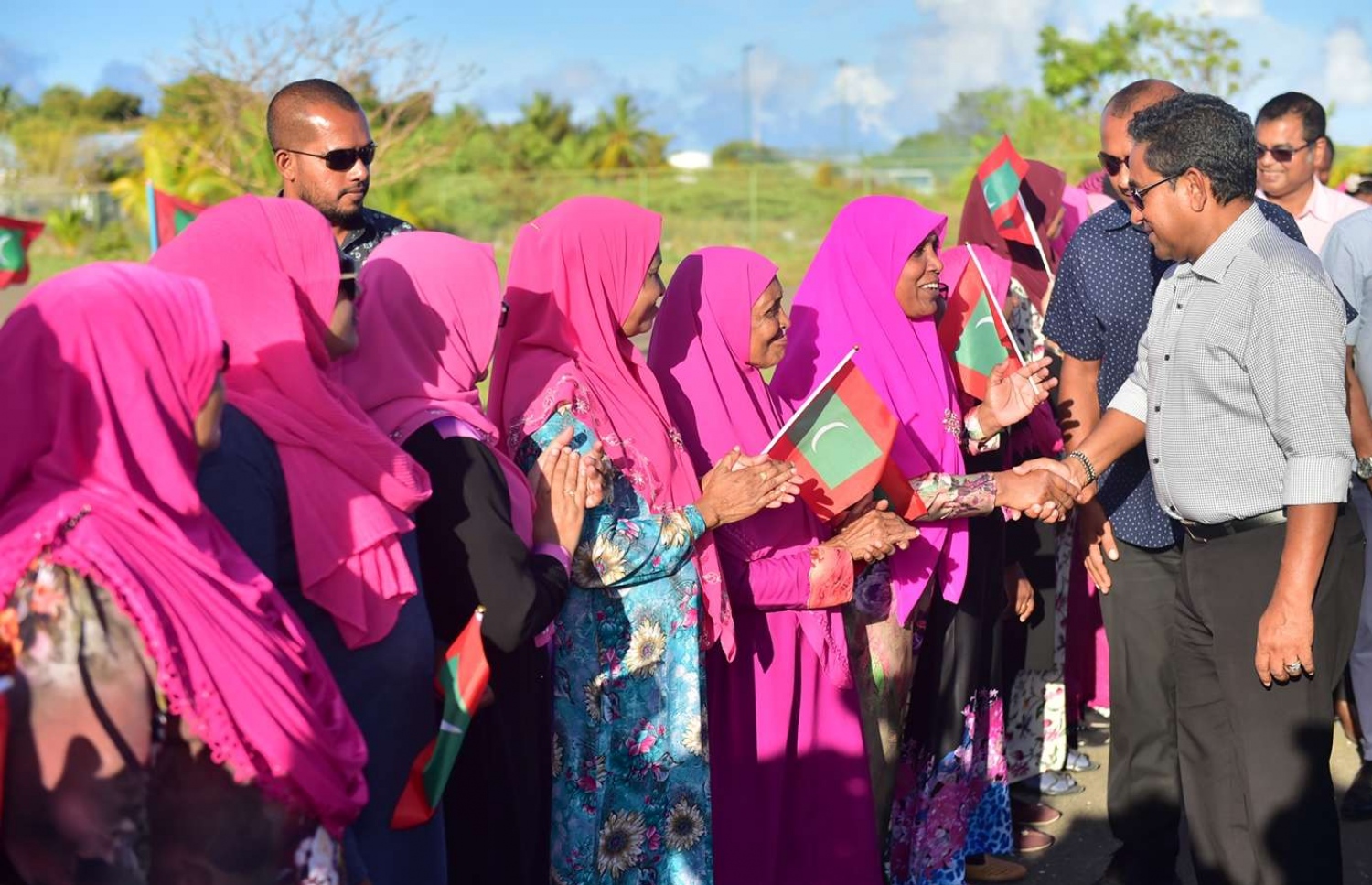 ފުވައްމުލައް: ސެޕްޓެމްބަރު 14، 2018- މި ސިޓީގައި ސަރުކާރުން ހިންގި ތަރައްގީގެ ބައެއް މަޝްރޫއުތަކުގެ ނިމުން ފާހަގަކޮށްދެއްވުމަށް ރައީސް ޔާމީން ވަޑައިގަތުމުން އެމަނިކުފާނަށް މަރުހަބާ ދަންނަވަން އެއްވި މީހުންނާ ސަލާމް ކުރައްވަނީ: މިއީ ރިޔާސީ އިންތިޚާބުގެ ކެމްޕެއިނާ ދިމާކޮށް ރައީސް ޔާމީން ވަޑައިގަންނަވާ އެންމެ ފަހު ރަށް ކަމަށް ވިދާޅުވި.---ފޮޓޯ: ރައީސް އޮފީސް