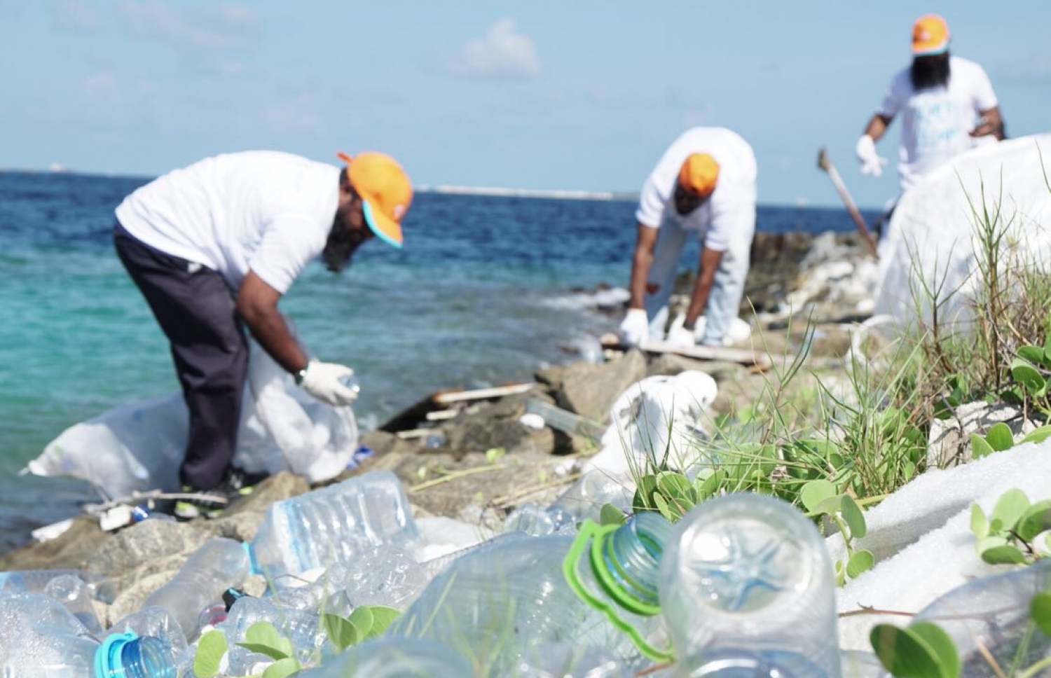 ހުޅުލޭގެ ހުޅަނގުފަރާތު ގޮނޑުދޮށް ސާފުކުރަން މިއަދު ބޭއްވި ހަރަކާތުގައި ދިރާގާއި އެމްއޭސީއެލް އަދި ޕާލޭ މޯލްޑިވްސް އިން ބައިވެރިވި. ފޮޓޯ: ދިރާގު