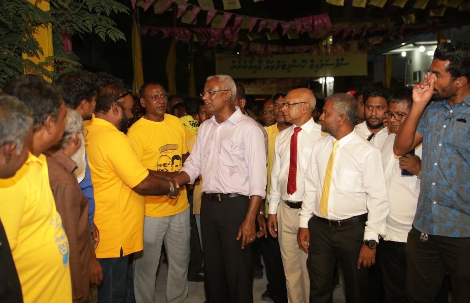 އިބޫ މިރޭ ނައިފަރަށް ވަޑައިގެން، އިދިކޮޅު ސަޕޯޓަރުންނާ ސަލާމް ކުރައްވަނީ. - ފޮޓޯ: އެމްޑީޕީ