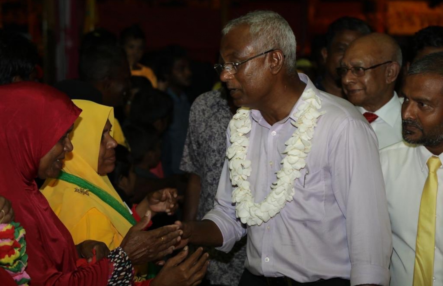 އިބޫ މިރޭ ނައިފަރަށް ވަޑައިގެން، އިދިކޮޅު ސަޕޯޓަރުންނާ ސަލާމް ކުރައްވަނީ. - ފޮޓޯ: އެމްޑީޕީ