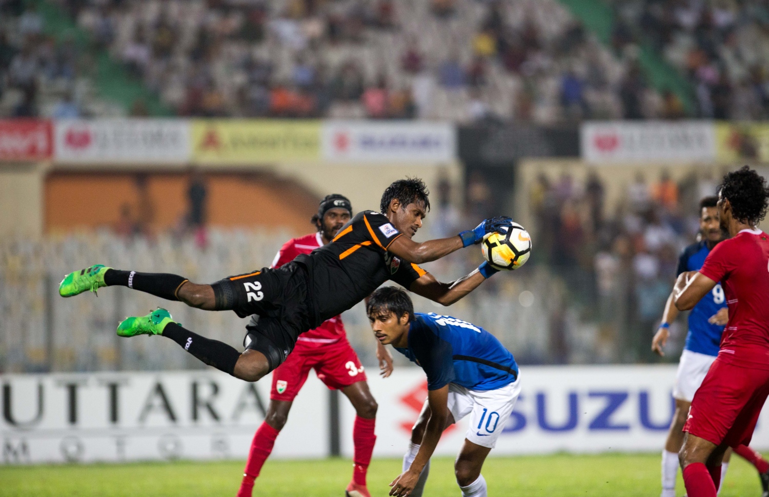 ފައިނަލް މެޗުގެ ތެރެއިން ކީޕަރު ފައިސަލް ބޯޅަ ހިފަނީ.-- ފޮޓޯ: އިމޭޖަސް،އެމްވީ