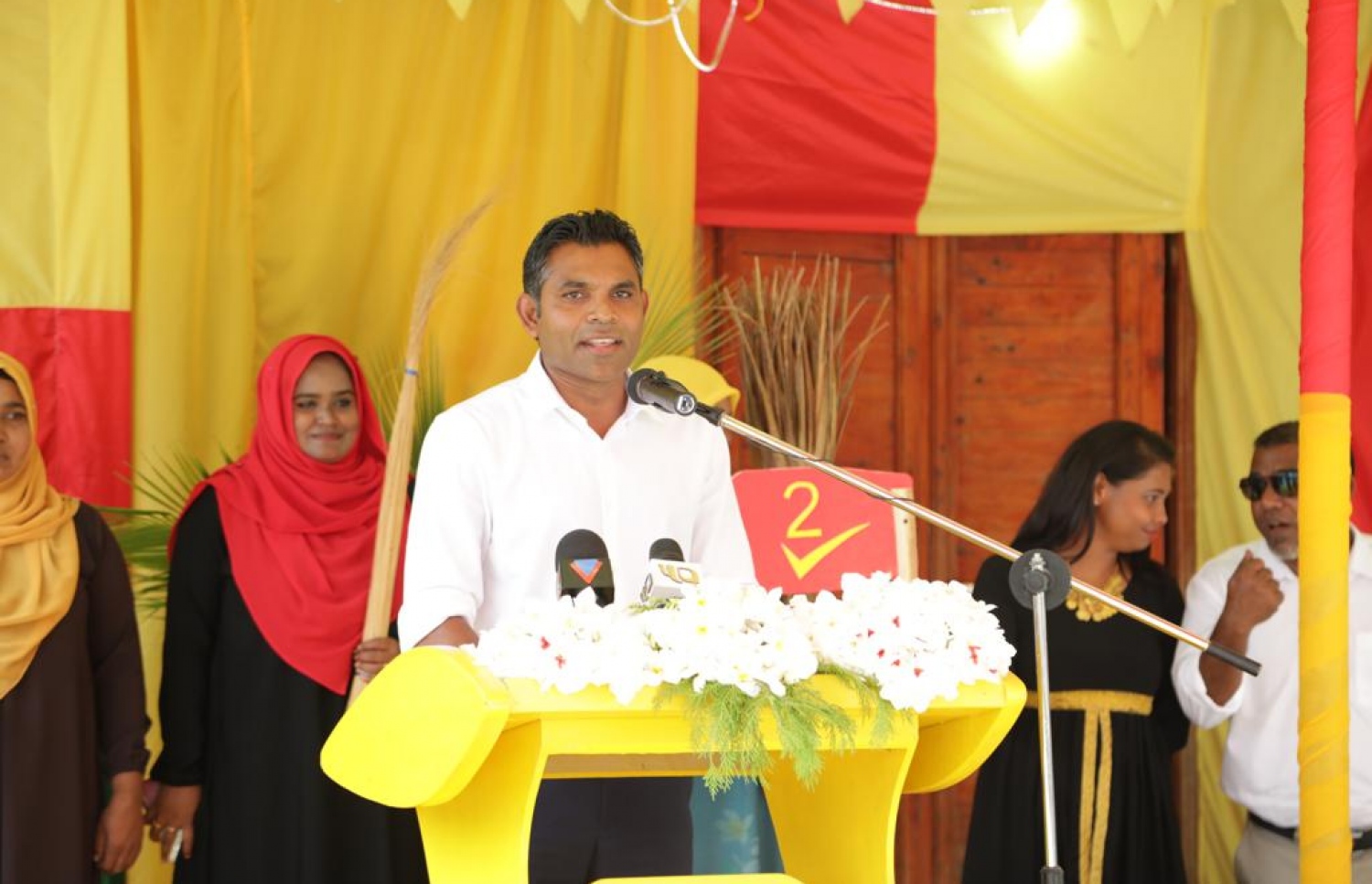 ކާށިދޫގައި ތިބި އިދިކޮޅު ސަޕޯޓަރުންނާ ބައްދަލު ކުރައްވައި ފައިސަލް ވާހަކަ ދައްކަވަނީ. - ފޮޓޯ: އެމްޑީޕީ