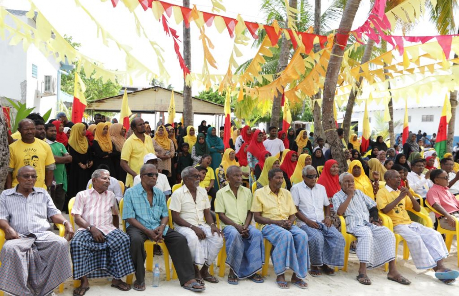 ކާށިދޫގައި ތިބި އިދިކޮޅު ސަޕޯޓަރުން. - ފޮޓޯ: އެމްޑީޕީ