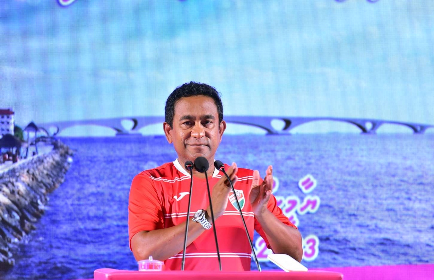 ސެޕްޓެމްބަރު 15، 2018- ވިލިމާލޭގައި މިރޭ ބޭއްވި ޕީޕީއެމްގެ ކެމްޕެއިން ޖަލްސާގައި ރައީސް ޔާމީން، ގައުމީ ޓީމަށް ތަރުހީބު ދެއްވައި އަތް ޖައްސަވަނީ.---ފޮޓޯ: ރައީސް އޮފީސް